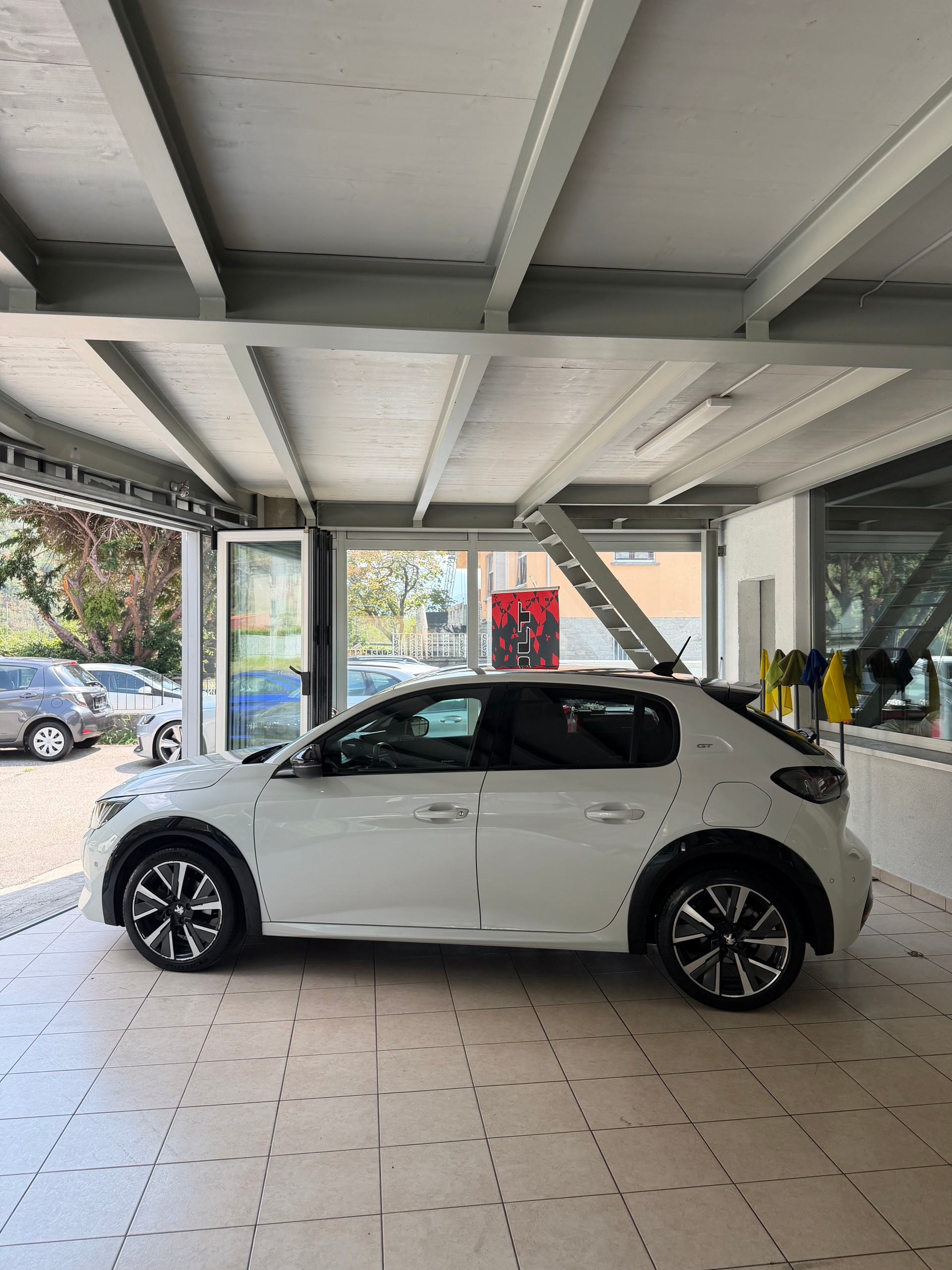 PEUGEOT 208 1.2 PureTech GT-image-2