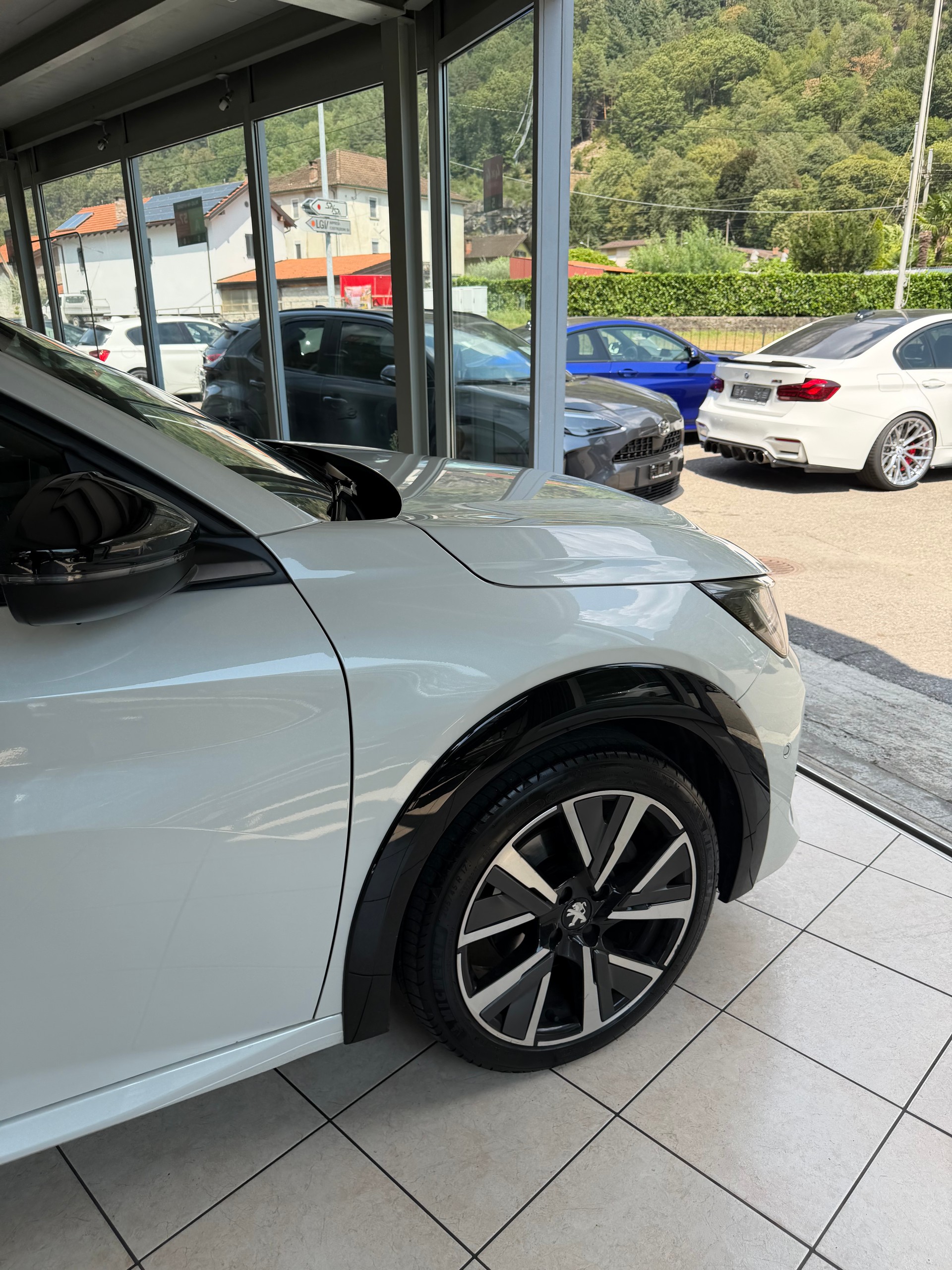 PEUGEOT 208 1.2 PureTech GT-image-6