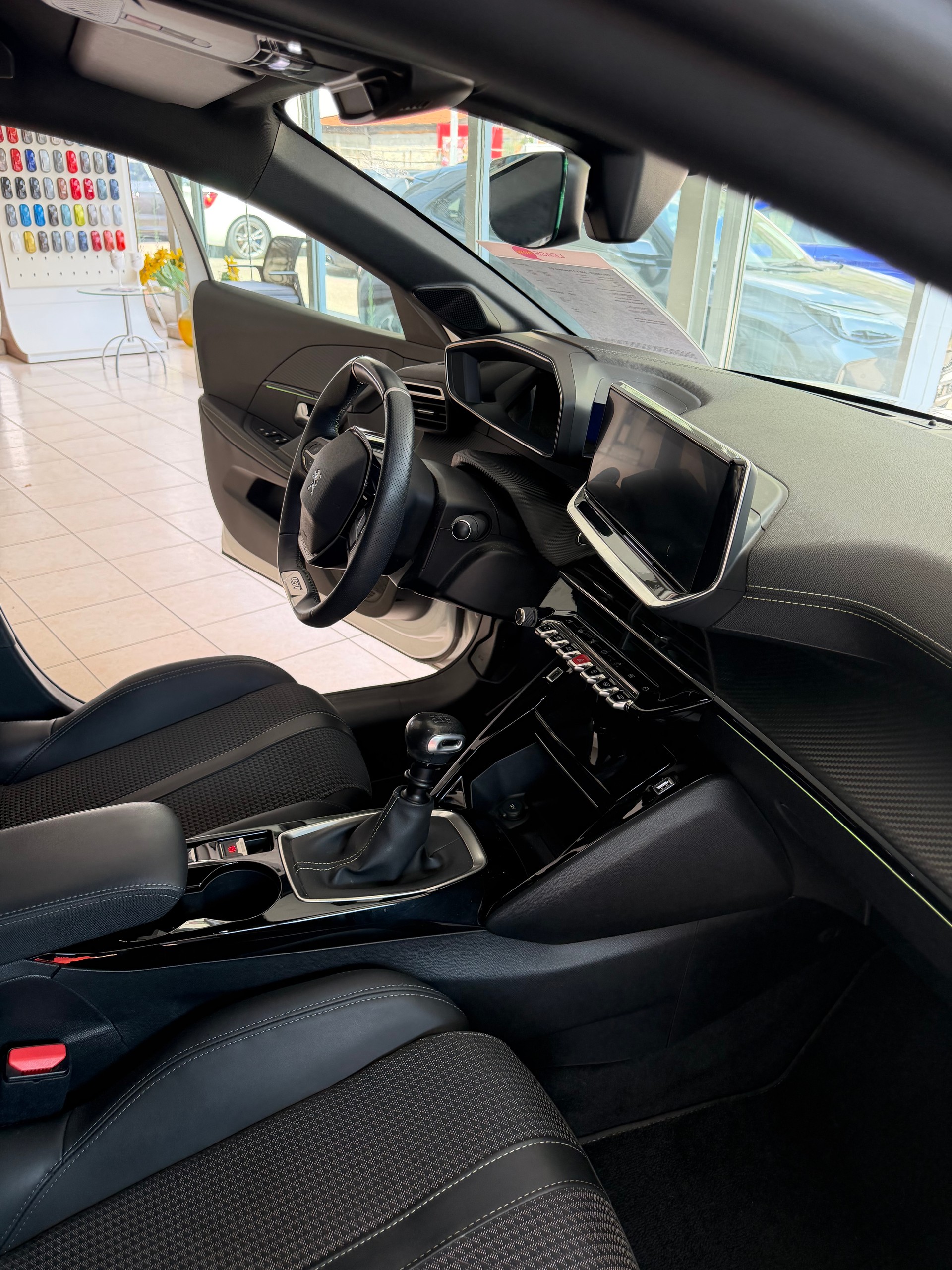 PEUGEOT 208 1.2 PureTech GT-image-10