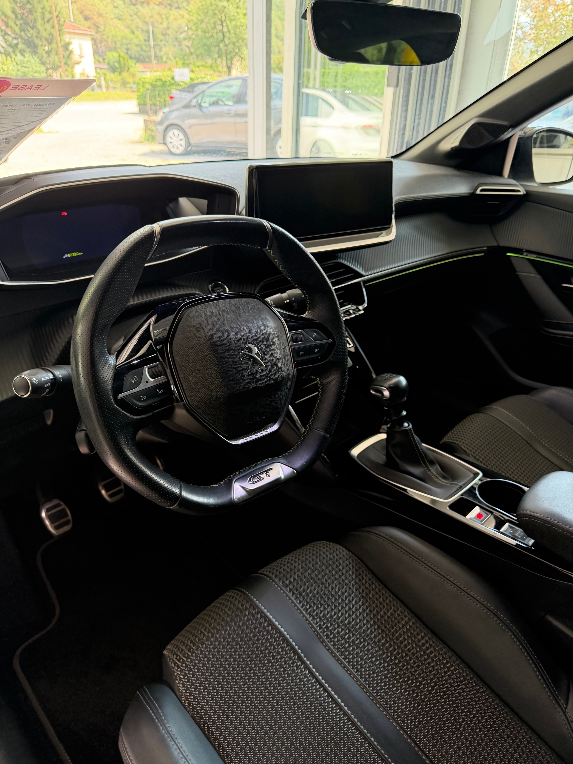 PEUGEOT 208 1.2 PureTech GT-image-8