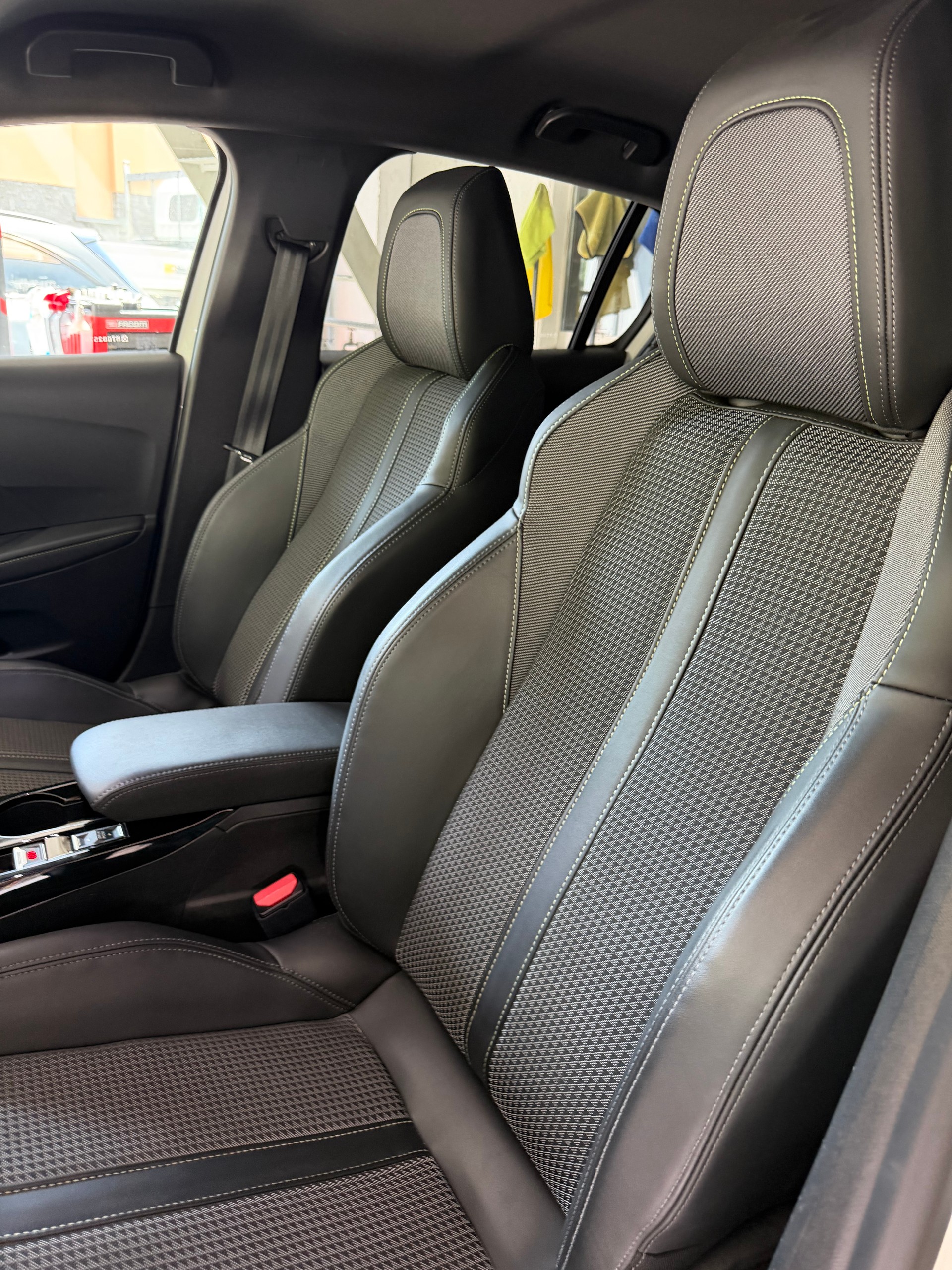 PEUGEOT 208 1.2 PureTech GT-image-9