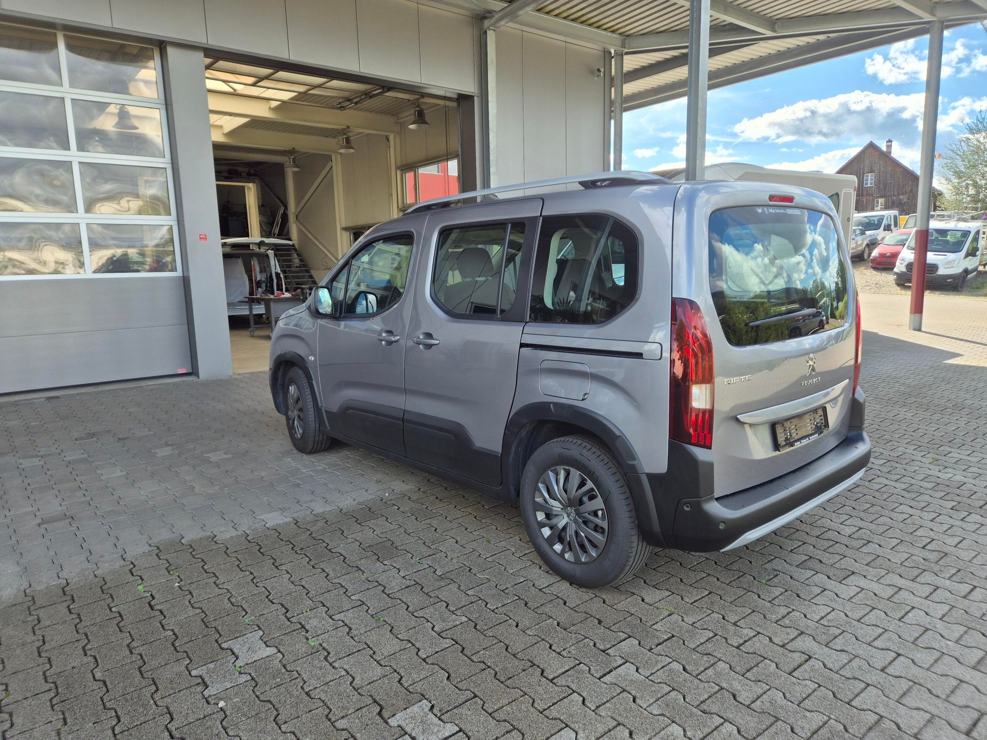 PEUGEOT 1.5 BlueHDi 130 Allure-image-7
