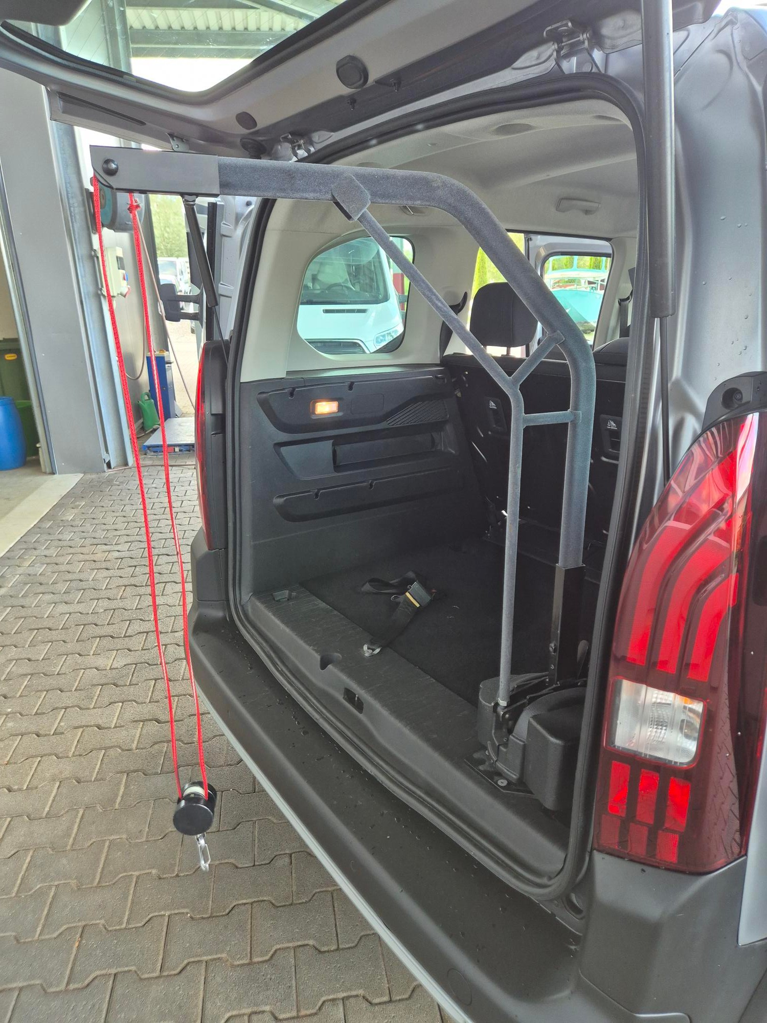 PEUGEOT 1.5 BlueHDi 130 Allure-image-5