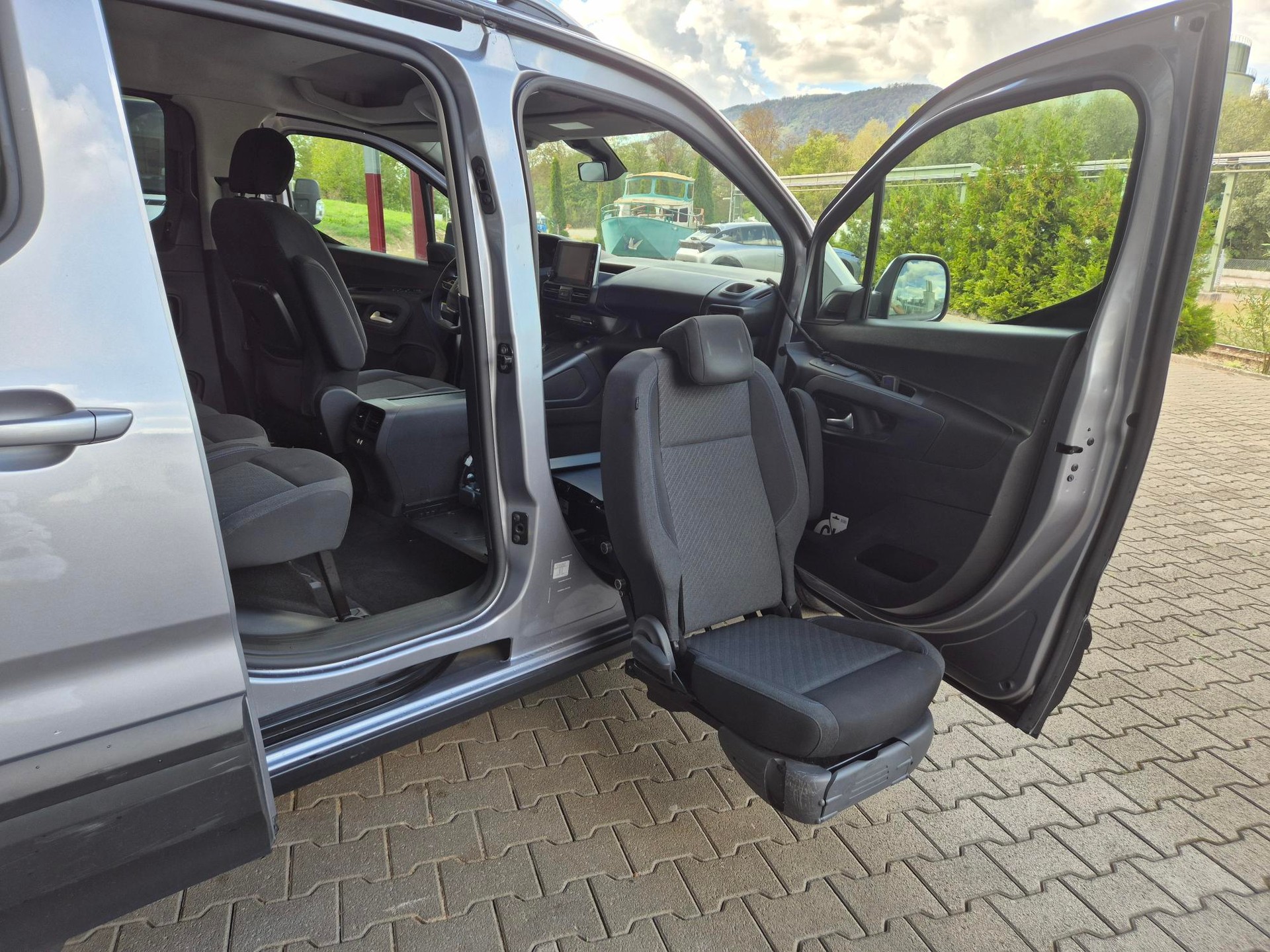 PEUGEOT 1.5 BlueHDi 130 Allure-image-1