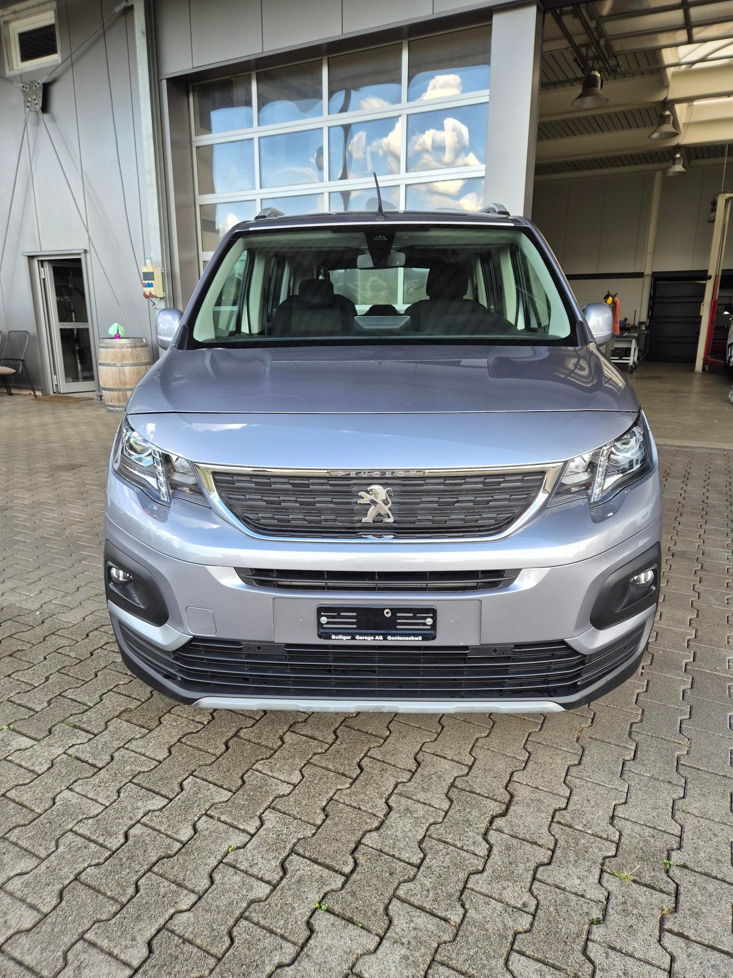 PEUGEOT 1.5 BlueHDi 130 Allure-image-0