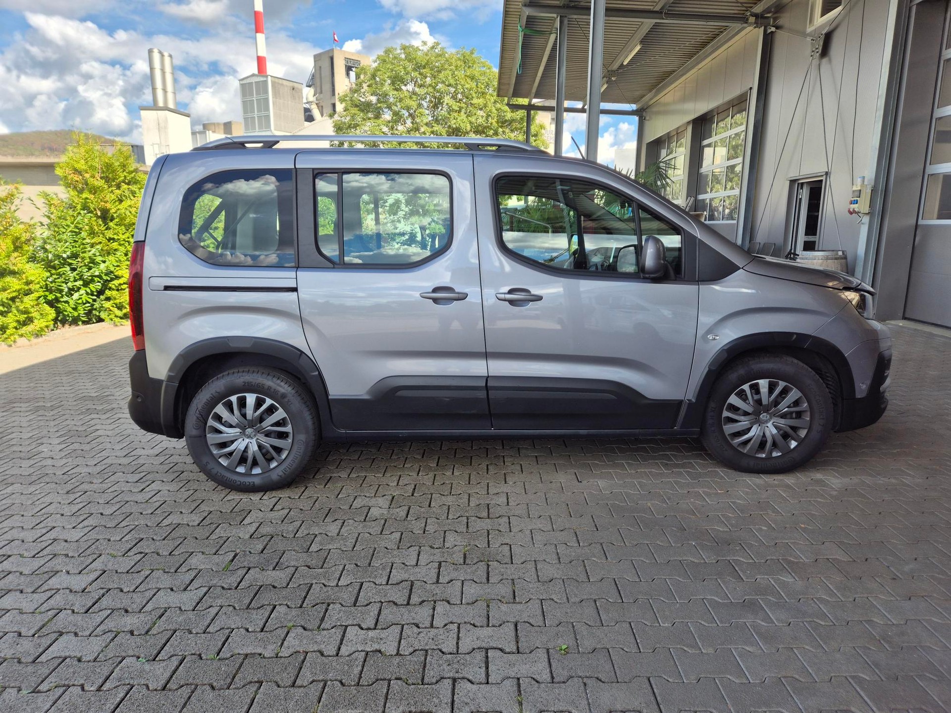 PEUGEOT 1.5 BlueHDi 130 Allure-image-2