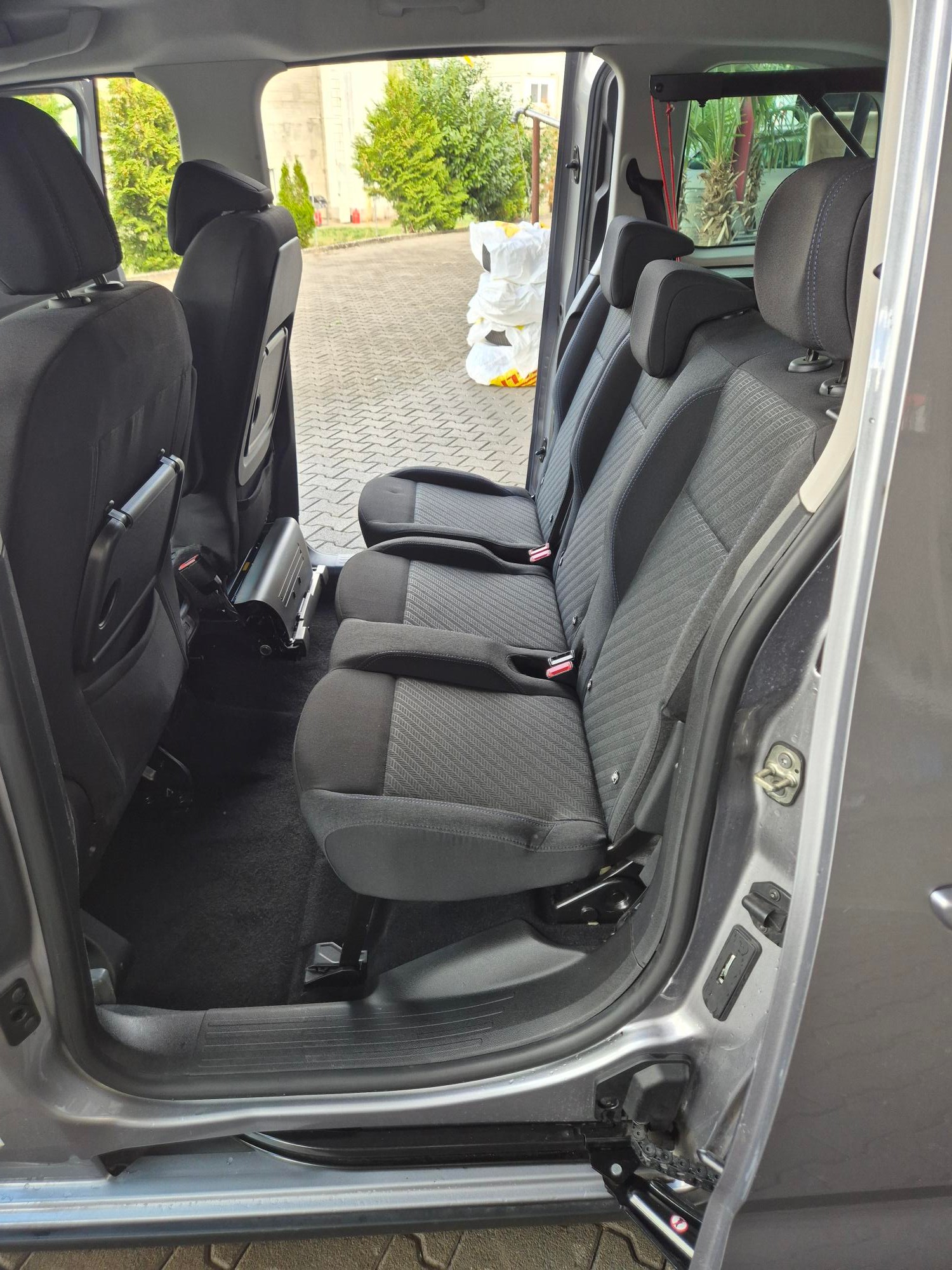 PEUGEOT 1.5 BlueHDi 130 Allure-image-6