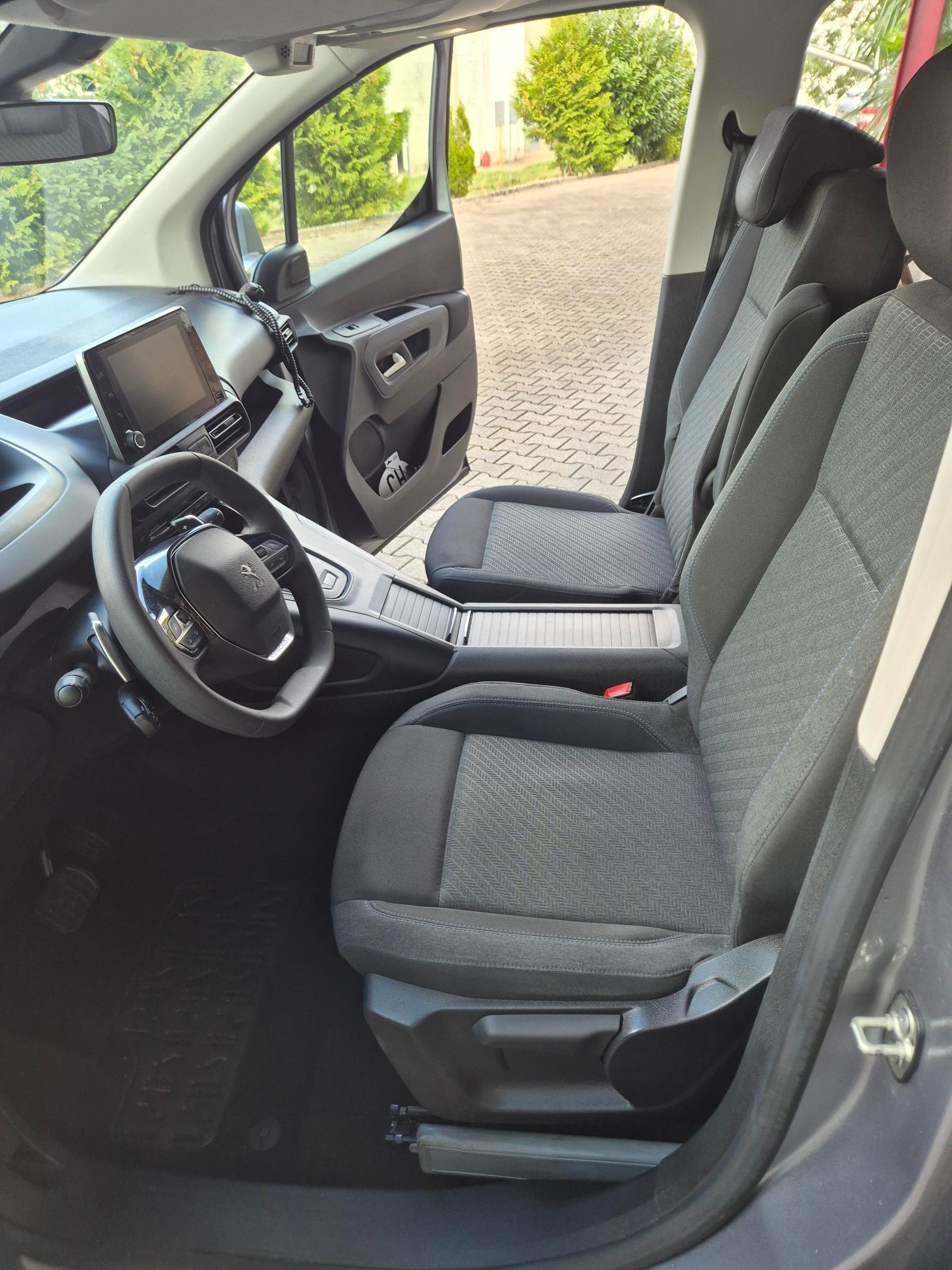 PEUGEOT 1.5 BlueHDi 130 Allure-image-4