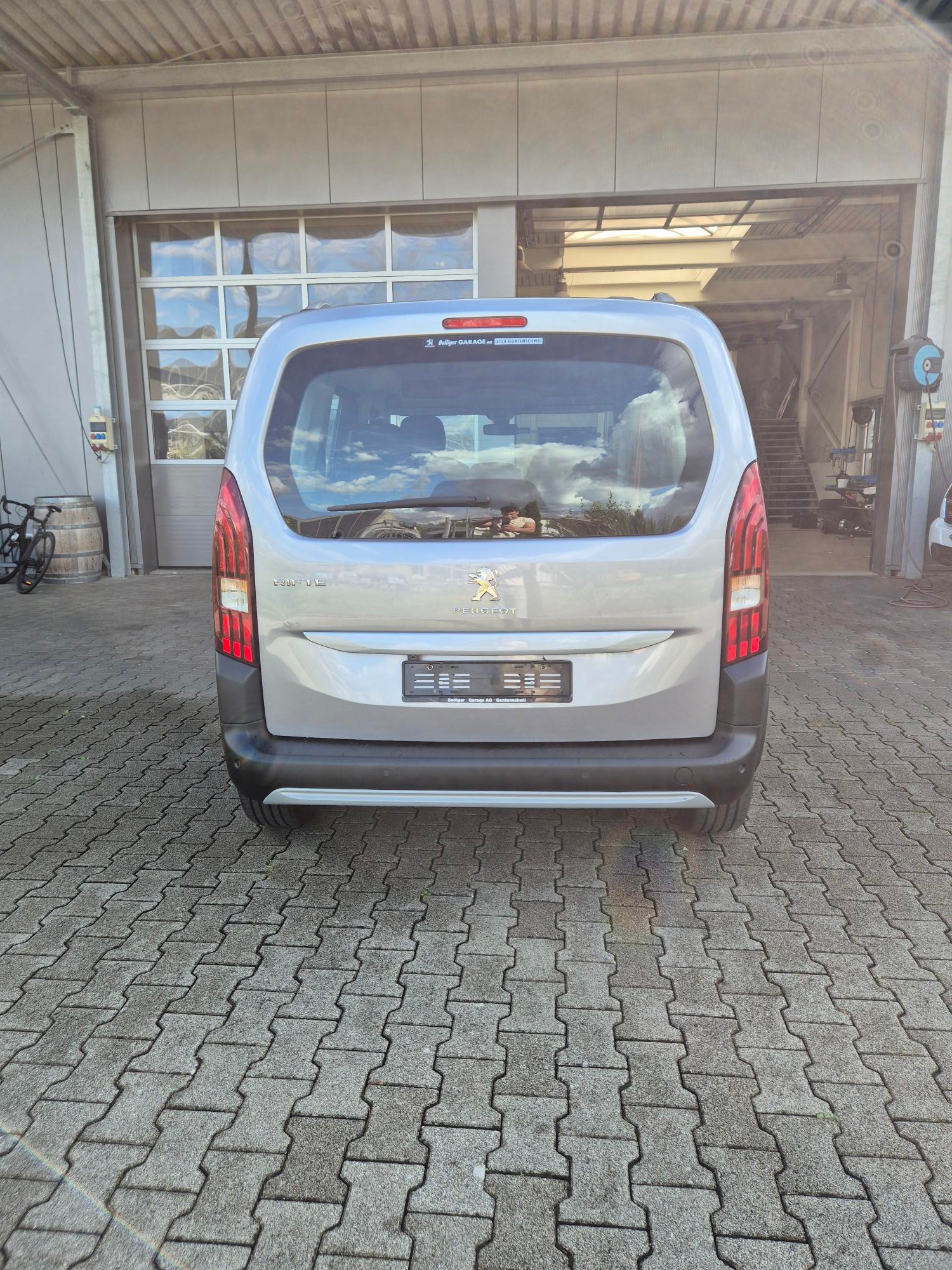 PEUGEOT 1.5 BlueHDi 130 Allure-image-3