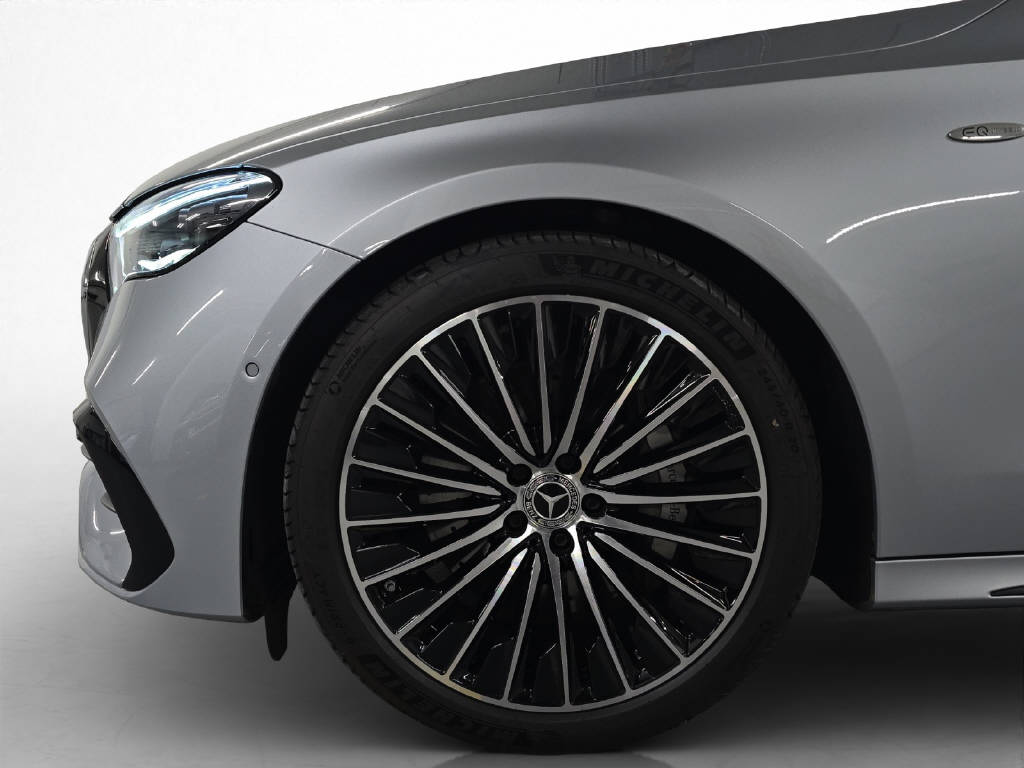 MERCEDES-BENZ E 300 de AMG Line 4Matic T-Modell-image-7