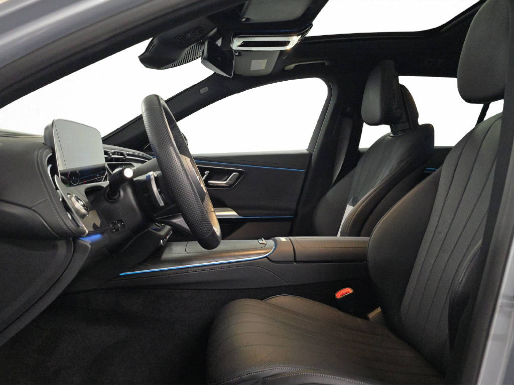 MERCEDES-BENZ E 300 de AMG Line 4Matic T-Modell-image-10