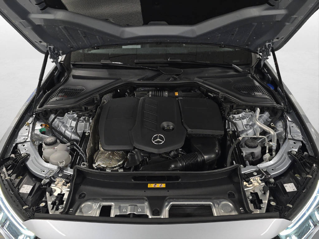 MERCEDES-BENZ E 300 de AMG Line 4Matic T-Modell-image-9