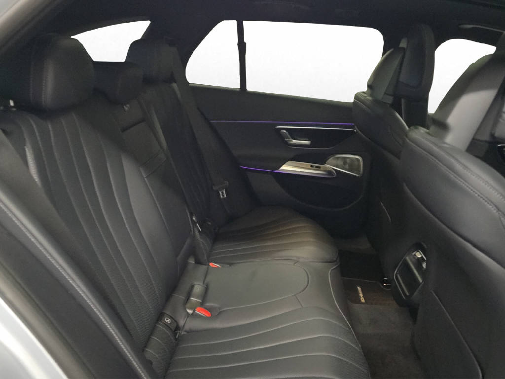 MERCEDES-BENZ E 300 de AMG Line 4Matic T-Modell-image-12