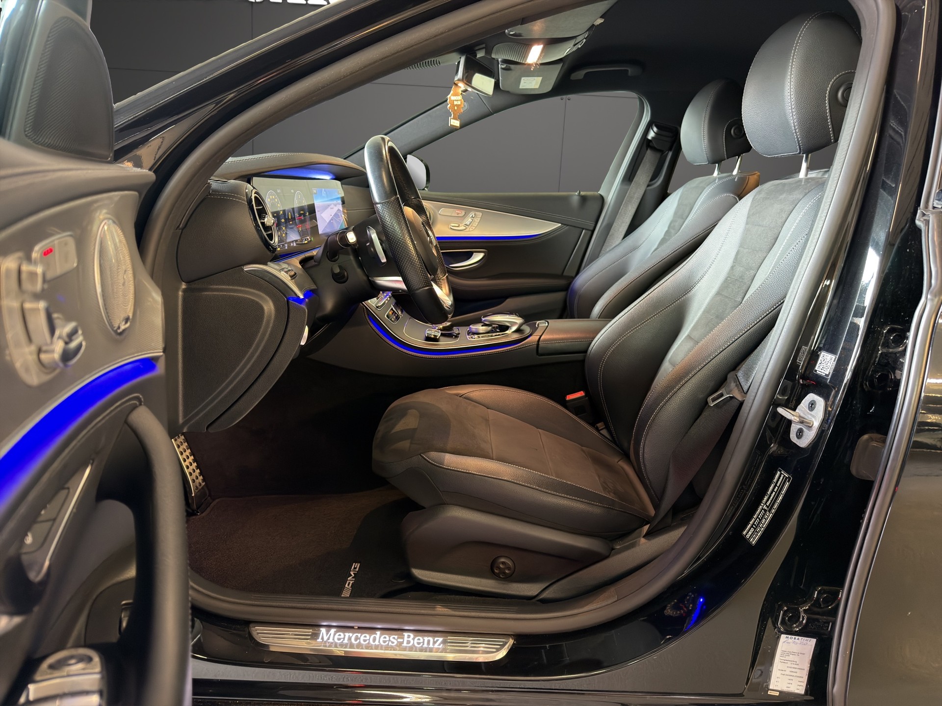 MERCEDES-BENZ E 220d Swiss Star AMG Line 4Matic 9G-Tronic-image-13