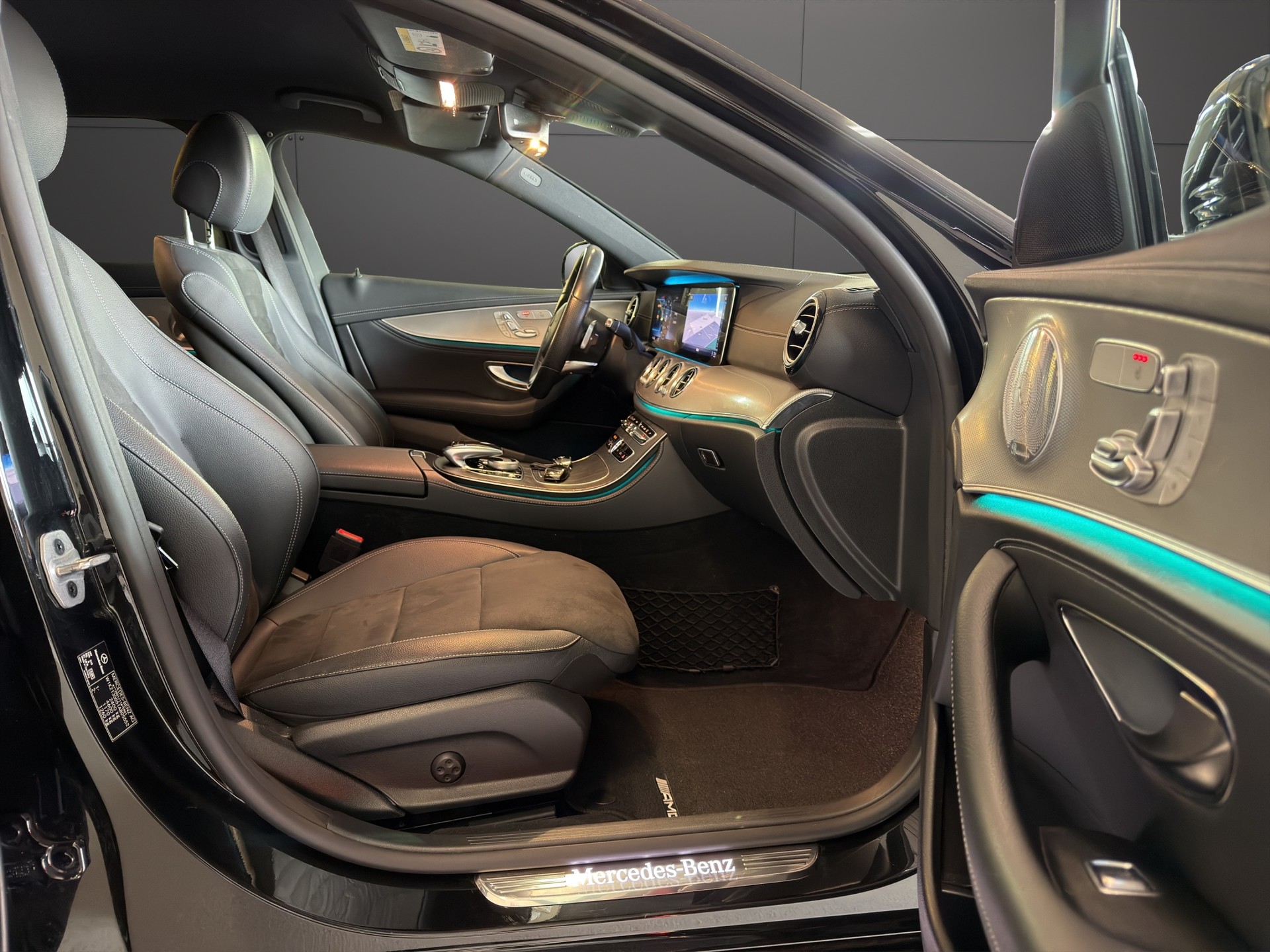 MERCEDES-BENZ E 220d Swiss Star AMG Line 4Matic 9G-Tronic-image-17