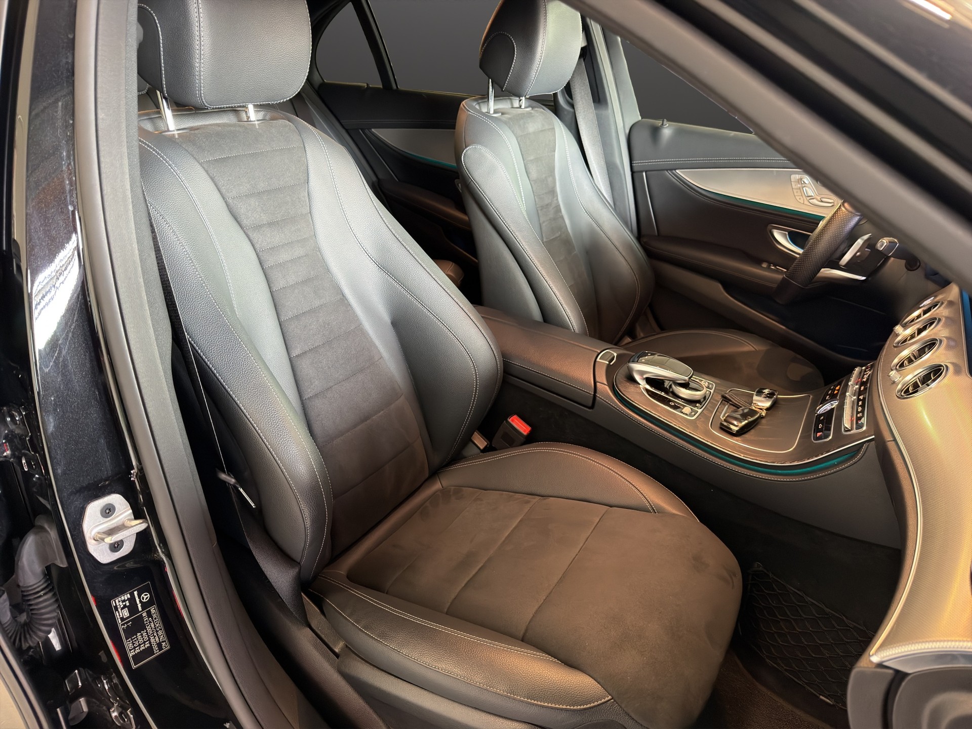 MERCEDES-BENZ E 220d Swiss Star AMG Line 4Matic 9G-Tronic-image-18