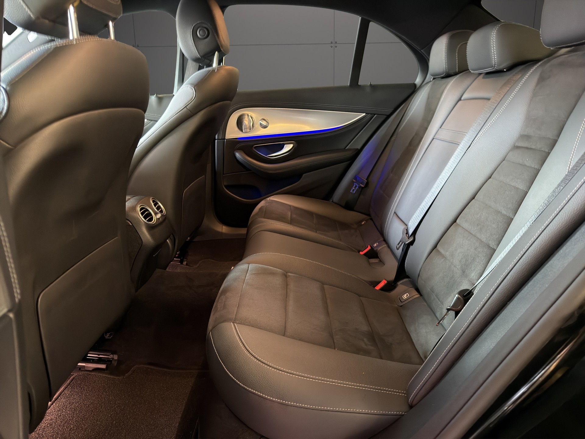 MERCEDES-BENZ E 220d Swiss Star AMG Line 4Matic 9G-Tronic-image-12