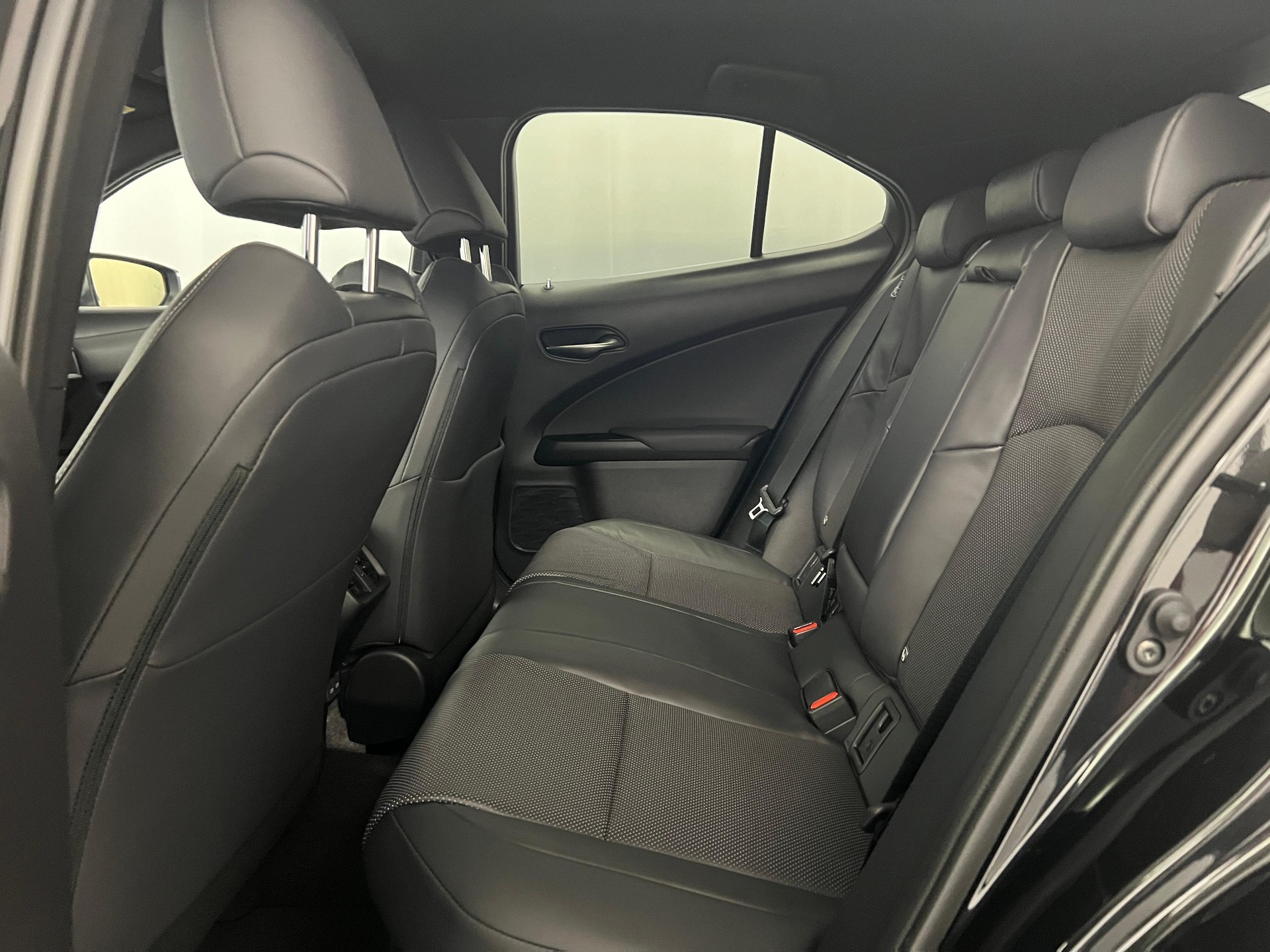 LEXUS UX 300h Excellence-image-7