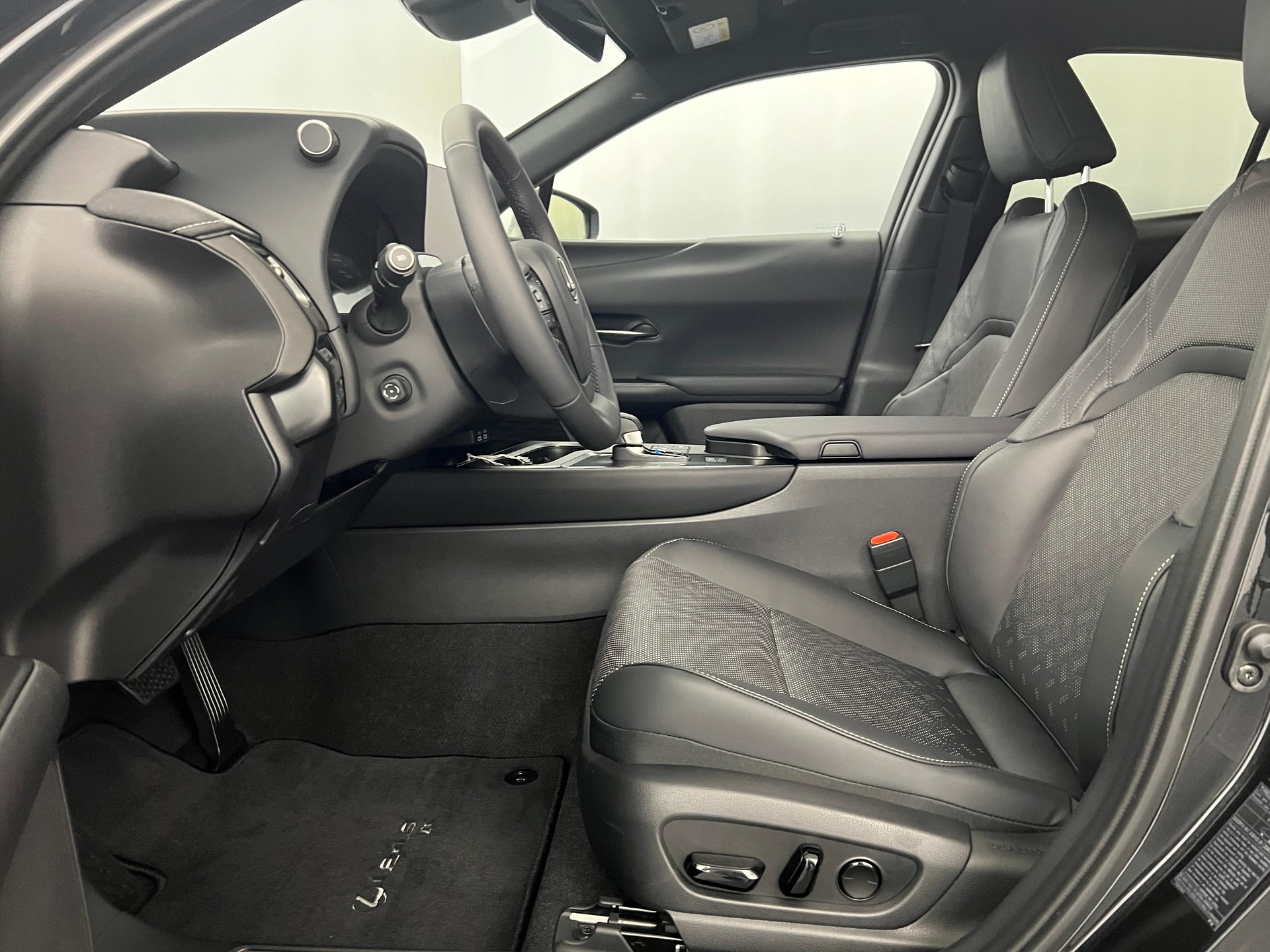 LEXUS UX 300h Excellence-image-2