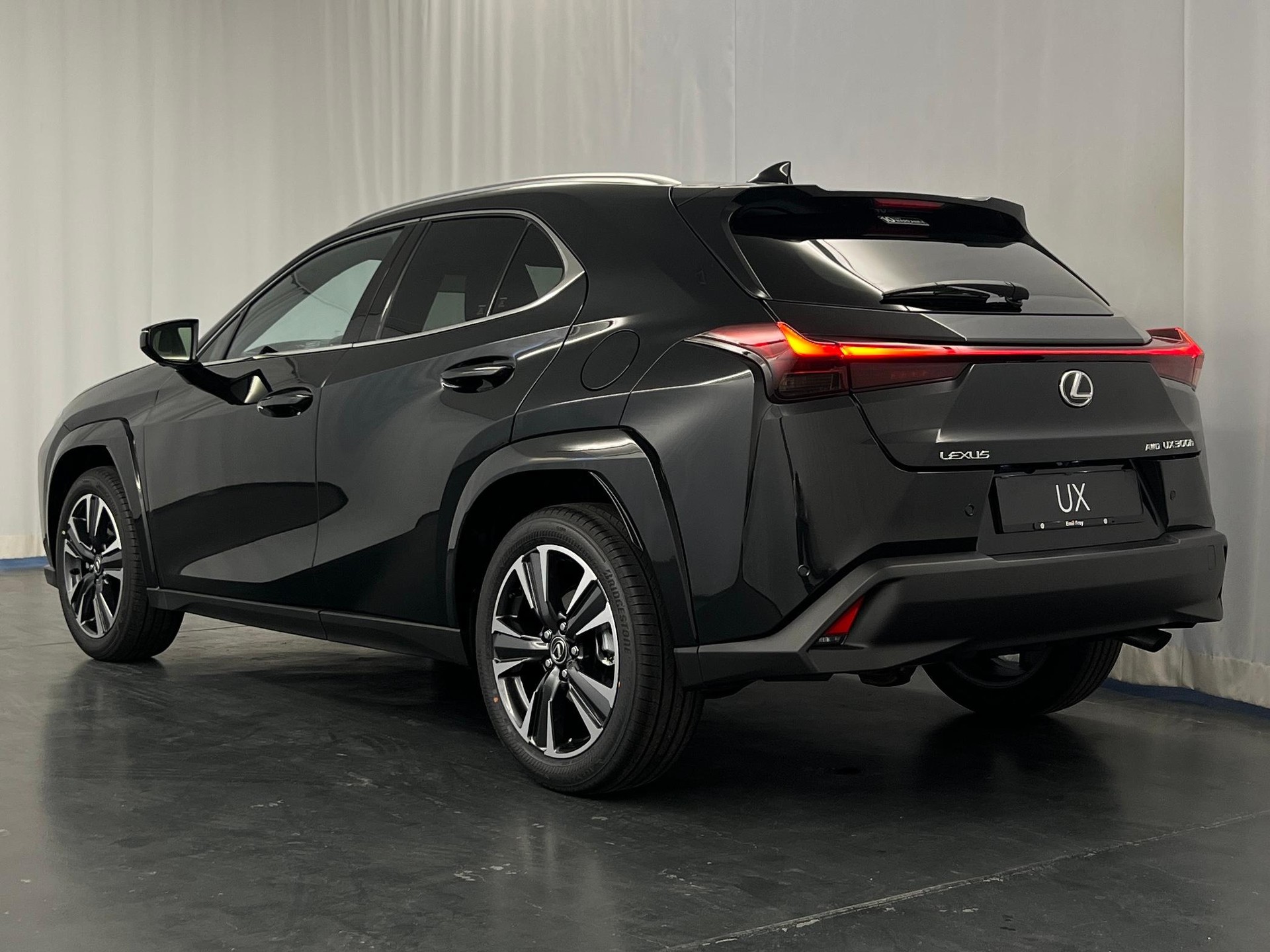 LEXUS UX 300h Excellence-image-6