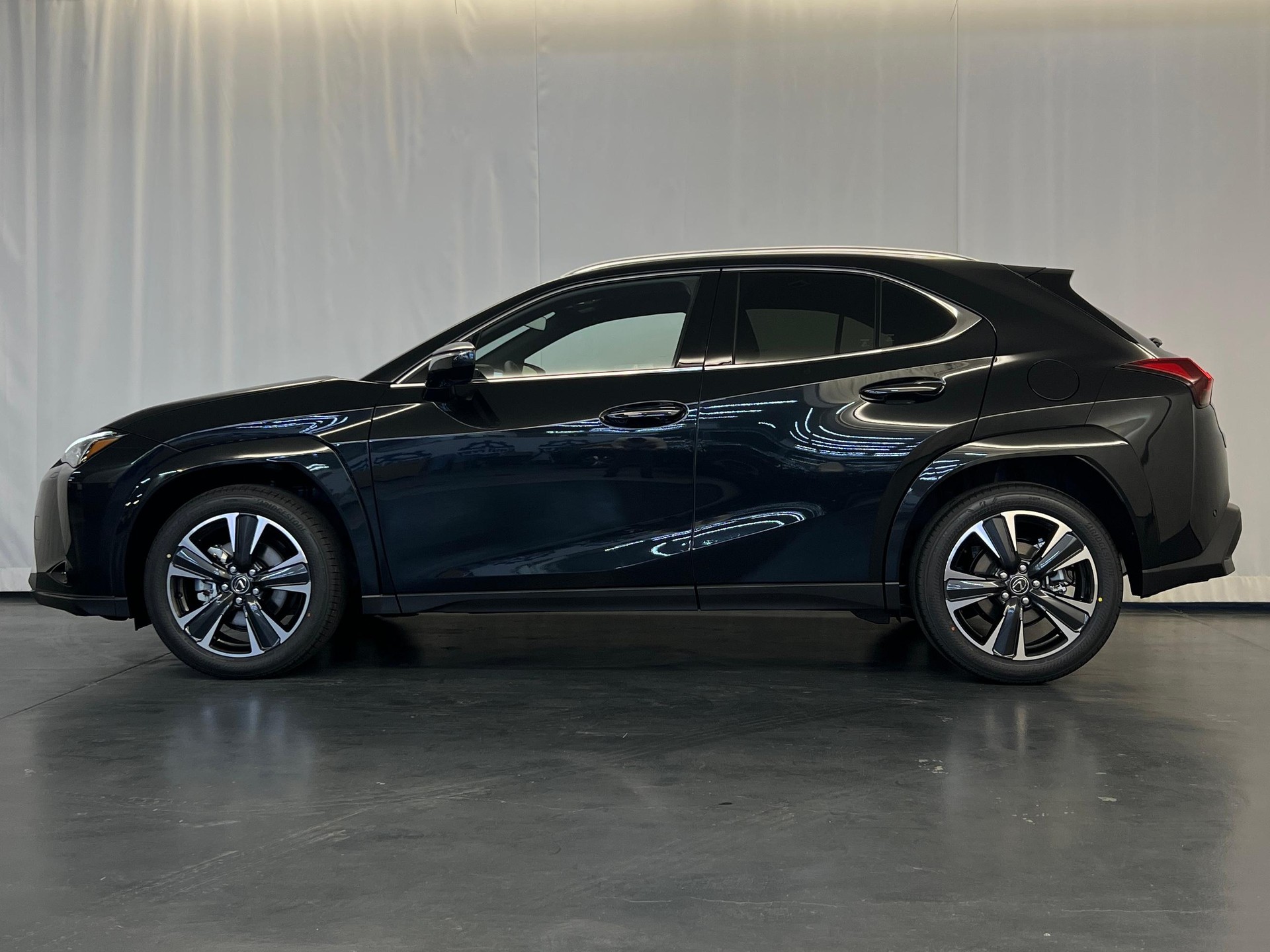LEXUS UX 300h Excellence-image-3