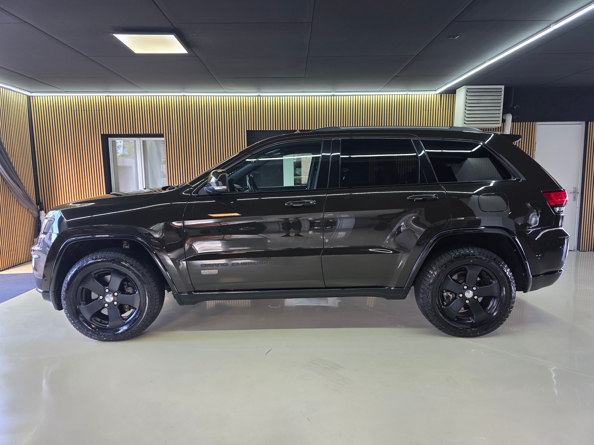 JEEP Grand Cherokee 3.0 CRD 75th Anniversary Automatic-image-3