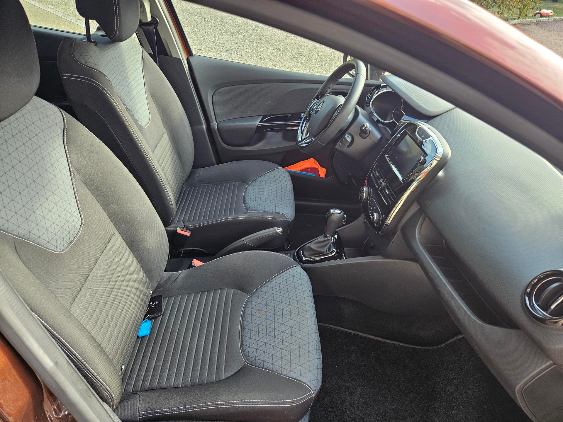 RENAULT Clio 1.2 16V T Swiss Edition EDC-image-8