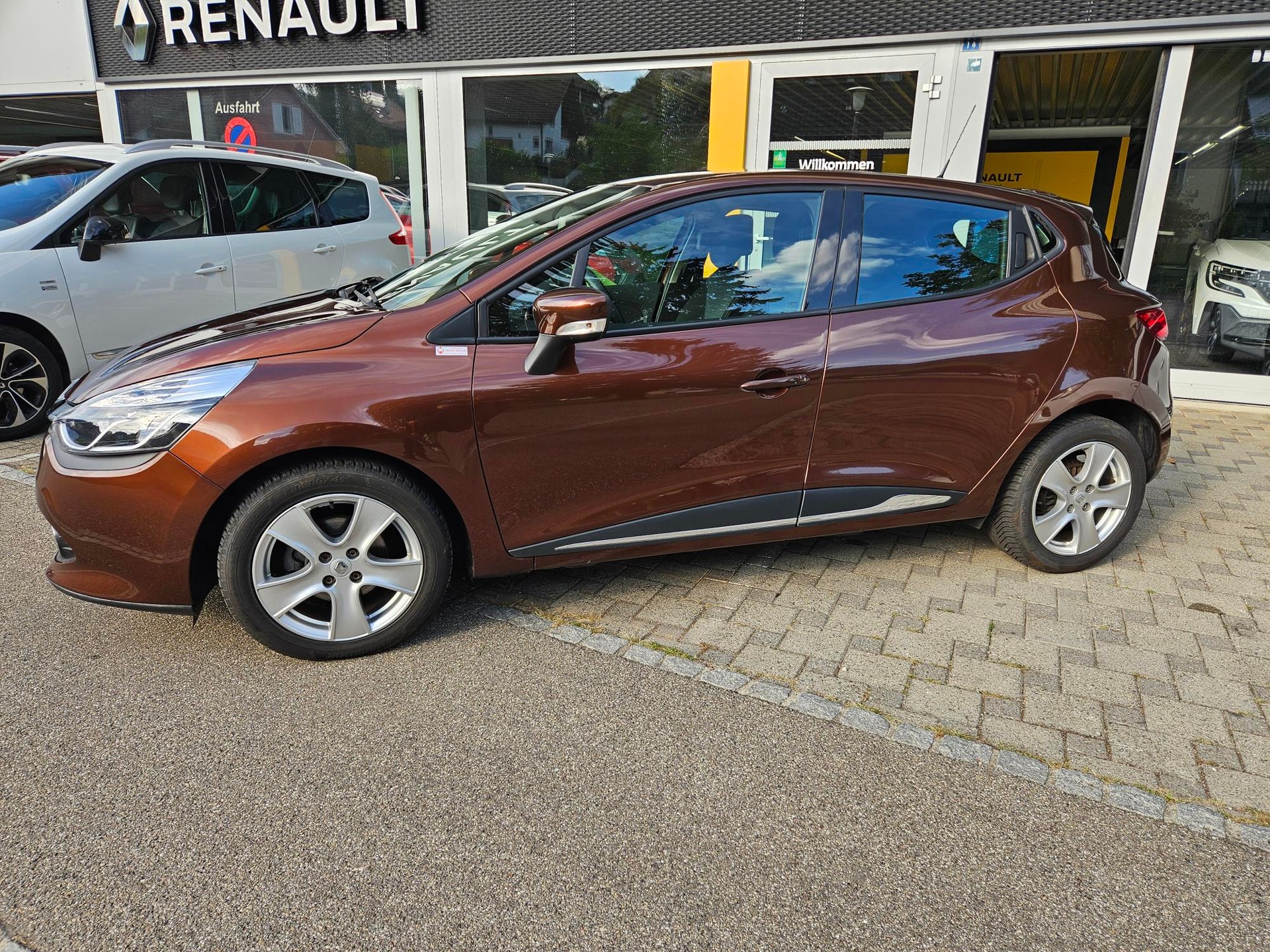 RENAULT Clio 1.2 16V T Swiss Edition EDC-image-1