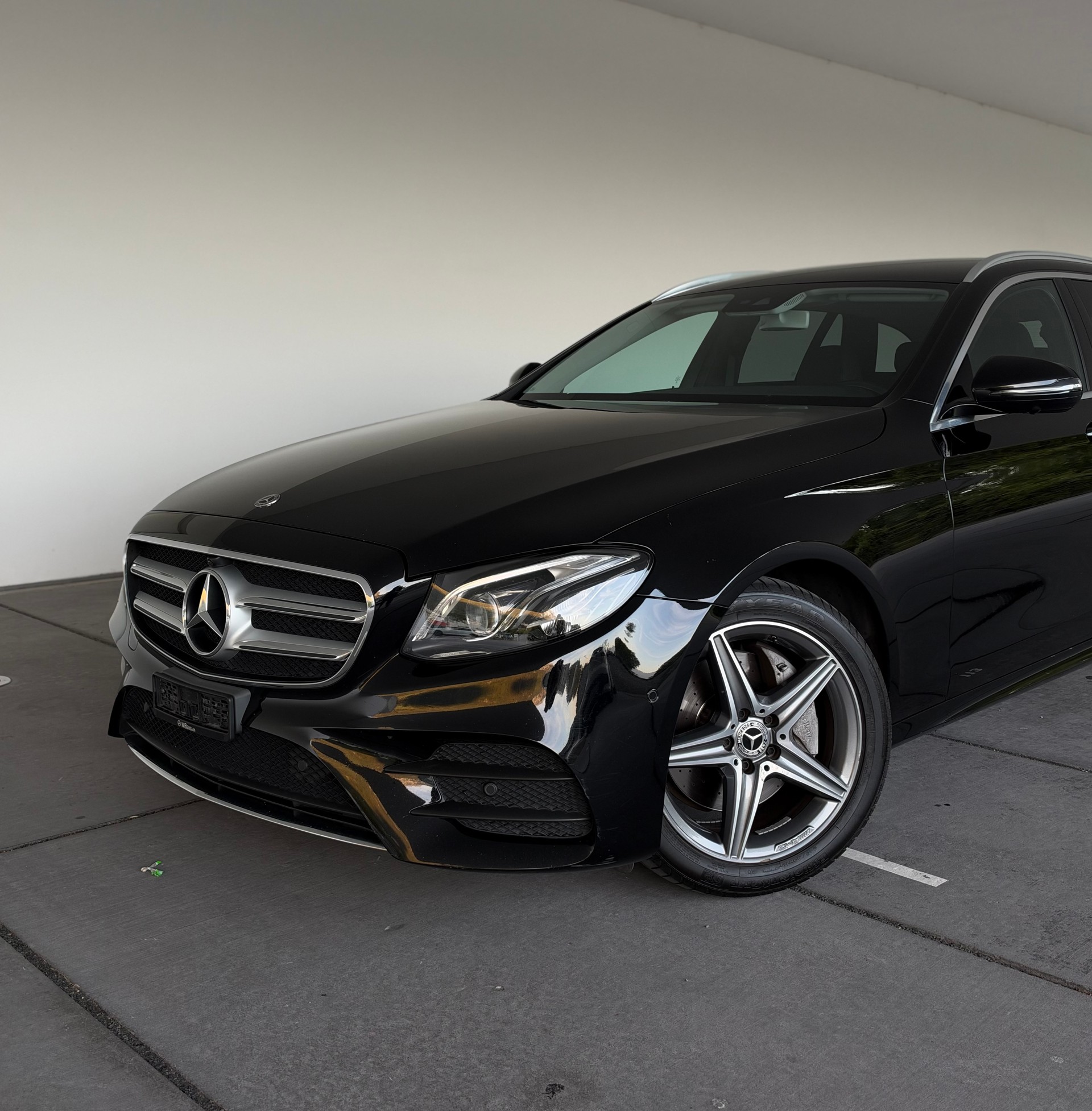 MERCEDES-BENZ E 220 d AMG Line 4Matic 9G-Tronic-showroom-element-1