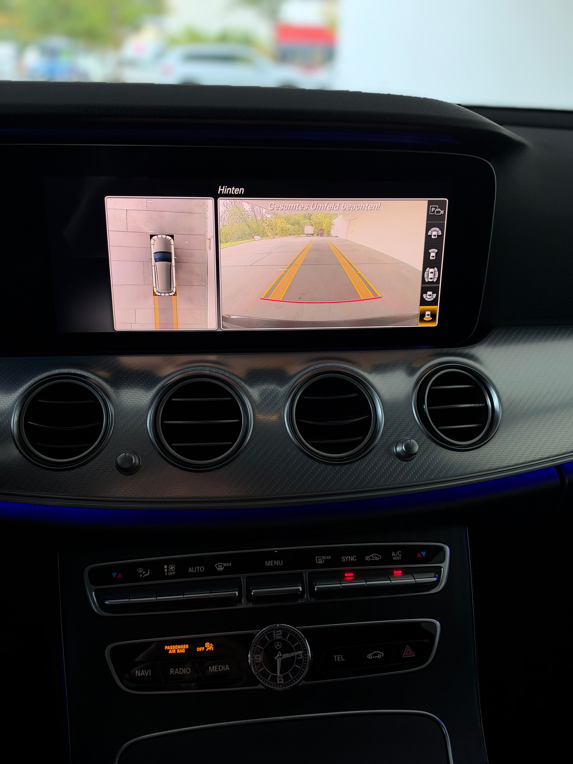 MERCEDES-BENZ E 220 d AMG Line 4Matic 9G-Tronic-image-13
