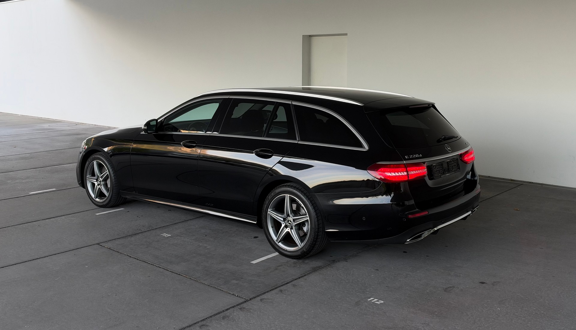 MERCEDES-BENZ E 220 d AMG Line 4Matic 9G-Tronic-showroom-element-3
