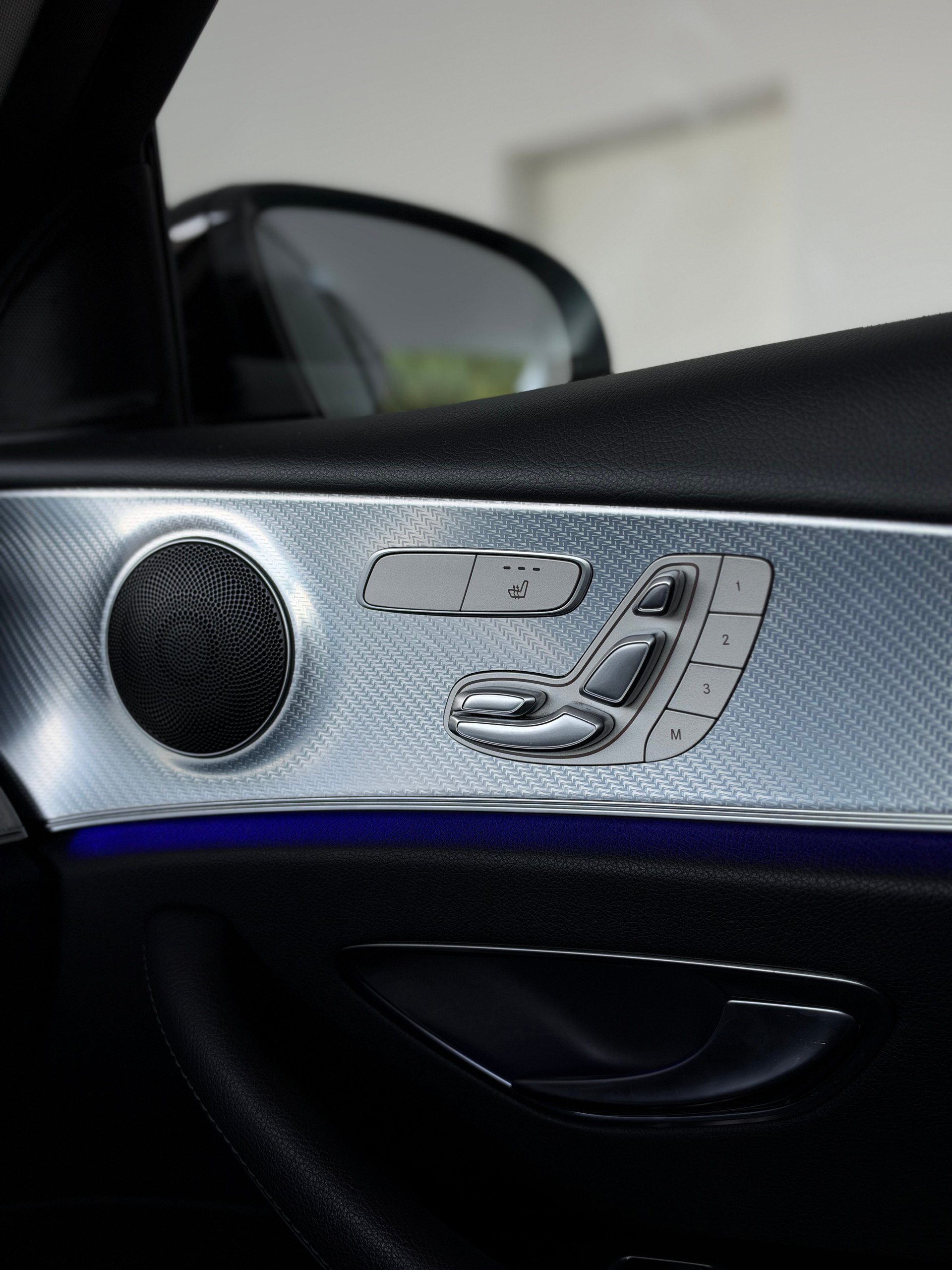 MERCEDES-BENZ E 220 d AMG Line 4Matic 9G-Tronic-image-12