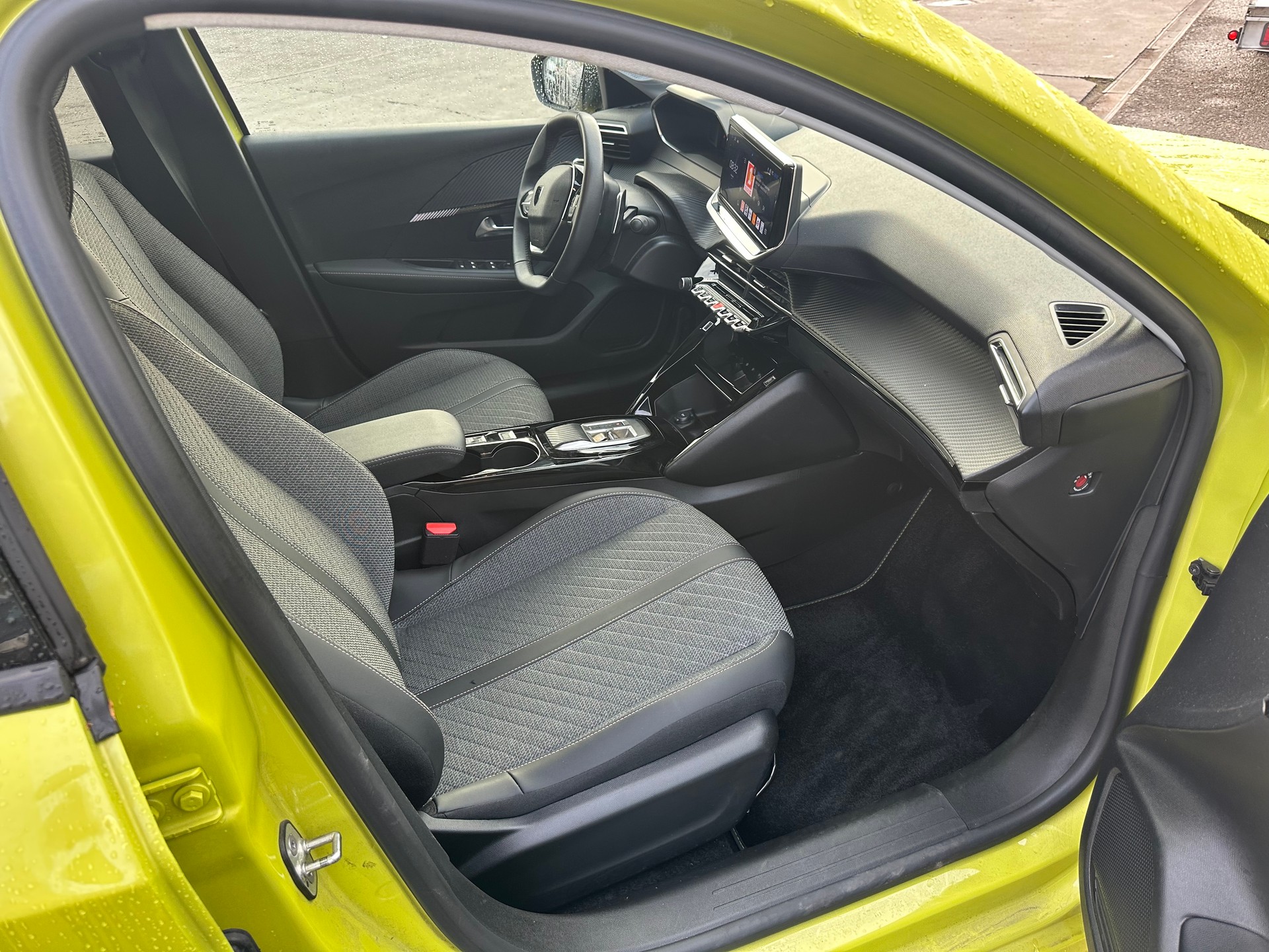 PEUGEOT 208 1.2 MHEV 110 Active-image-12
