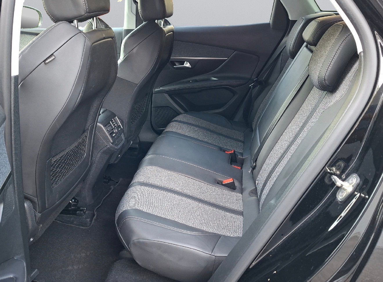 PEUGEOT 3008 1.2 PureTech Allure EAT-image-9