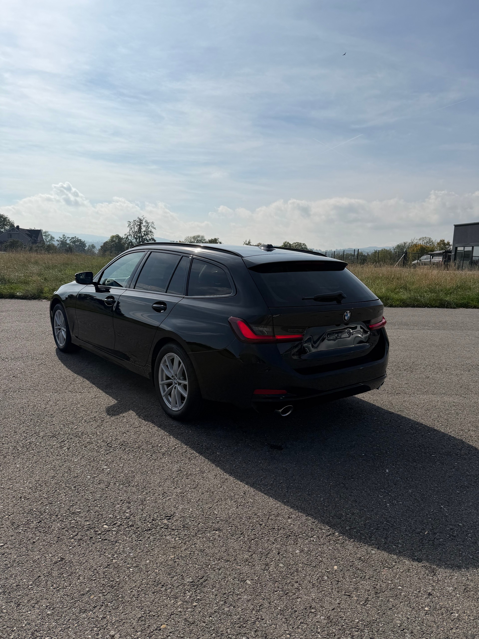 BMW 318i-image-2