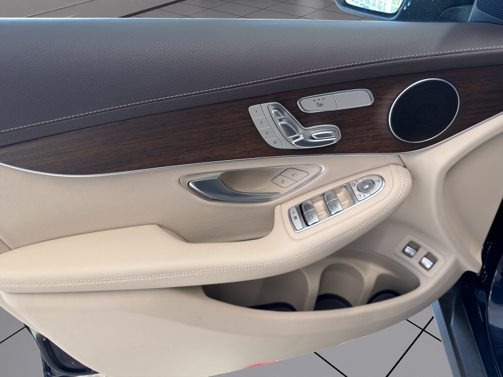MERCEDES-BENZ GLC 300 e 4Matic-image-9
