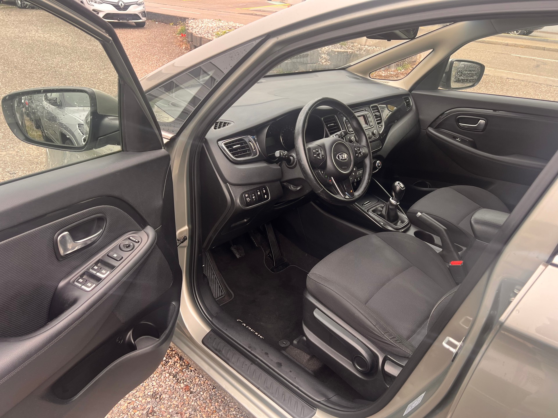 KIA Carens 1.6 GDI Trend-image-10