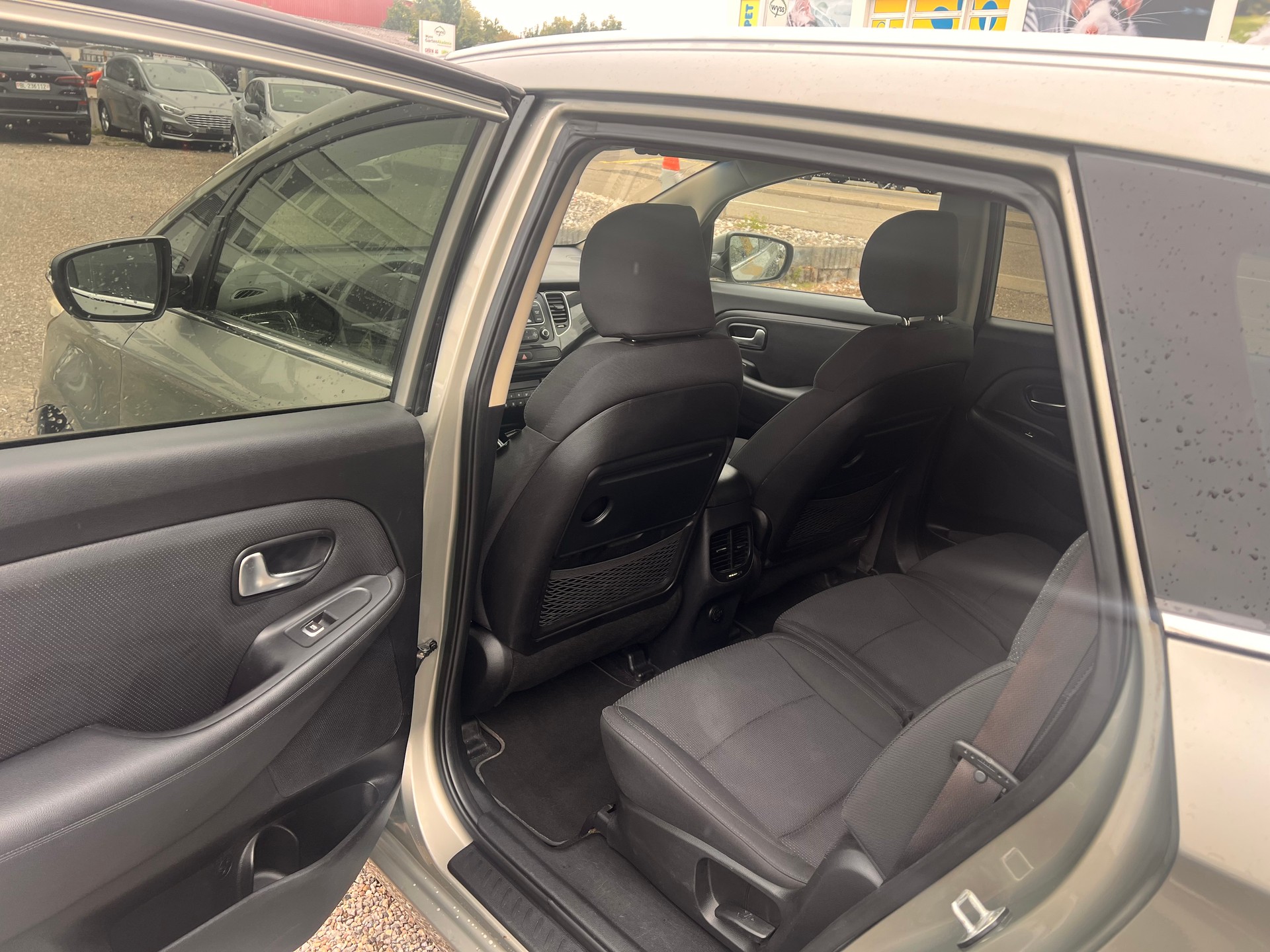 KIA Carens 1.6 GDI Trend-image-12