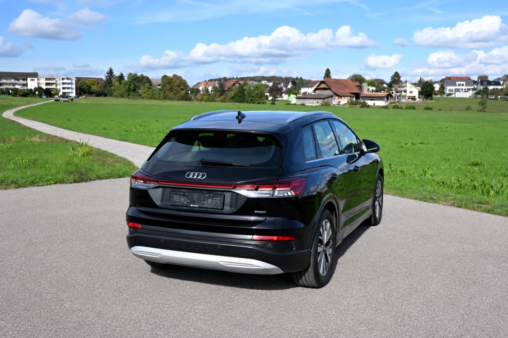 AUDI Q4 e-tron 50 quattro S-Line-image-2