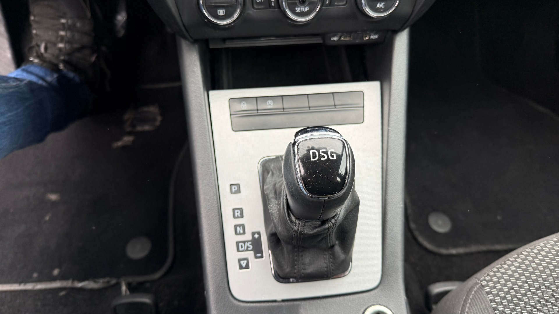 SKODA Octavia Combi 1.6 TDI Elegance DSG-image-10