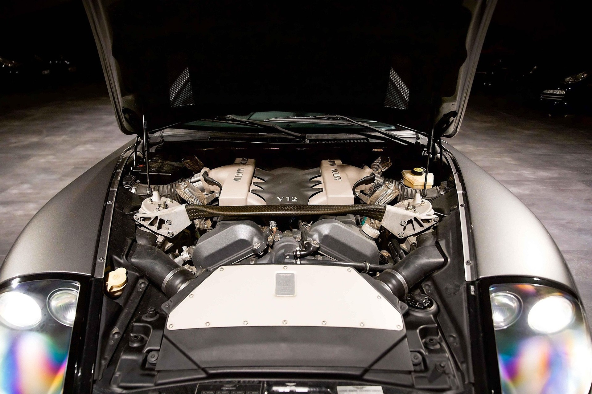 ASTON MARTIN Vanquish V12 5.9-48-image-8