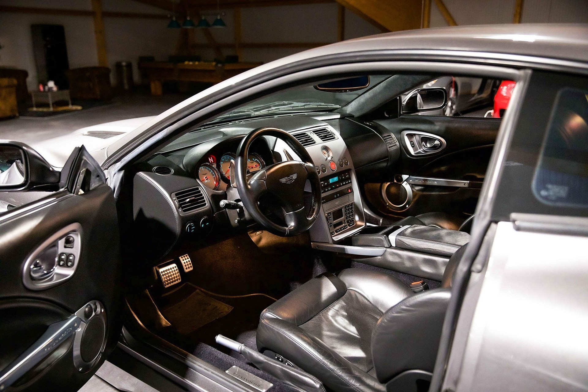 ASTON MARTIN Vanquish V12 5.9-48-image-6