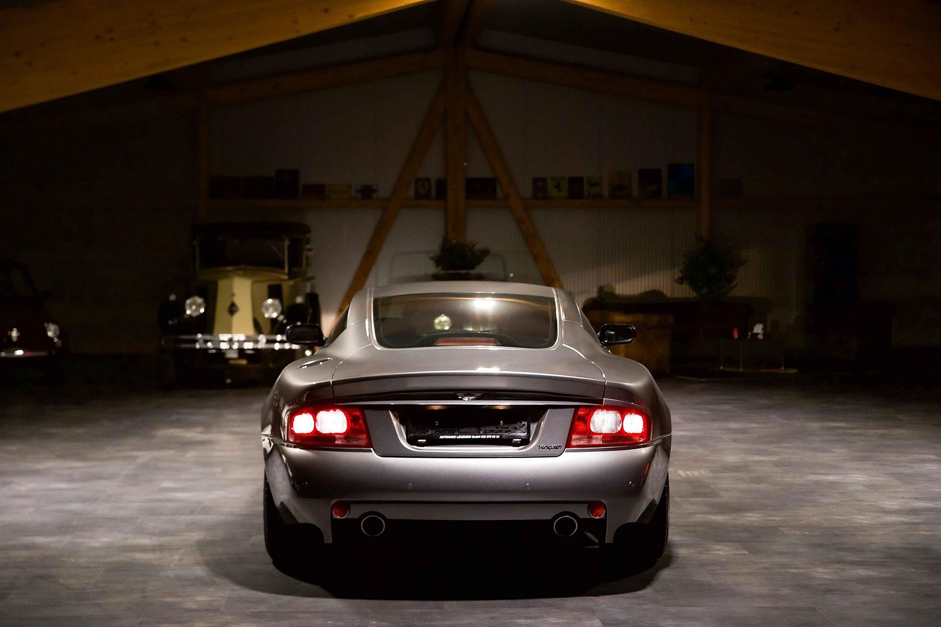 ASTON MARTIN Vanquish V12 5.9-48-image-4