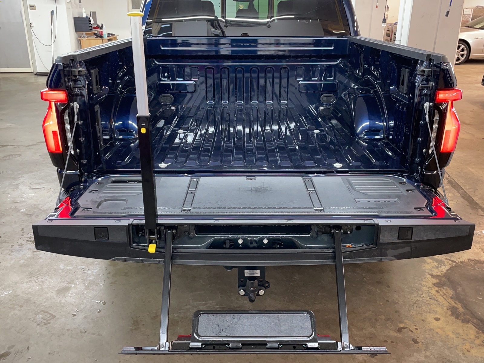 FORD F-150 Lightning DKab.Pick-up 98 kWh Lariat Launch Edition-image-12