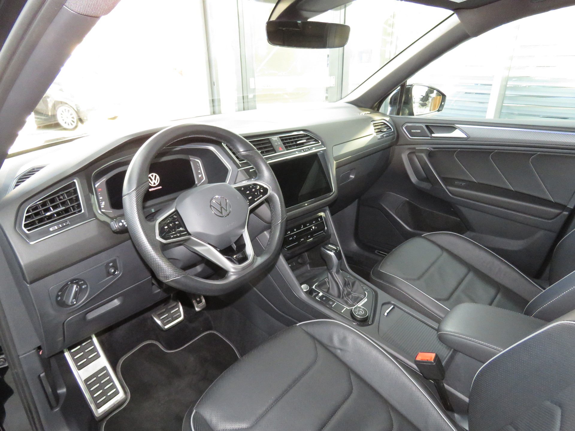 VW Tiguan Allspace 2.0 TSI R-Line 4-Motion 7-Plätzer DSG (AHK 2.5 t, Automat)-image-6