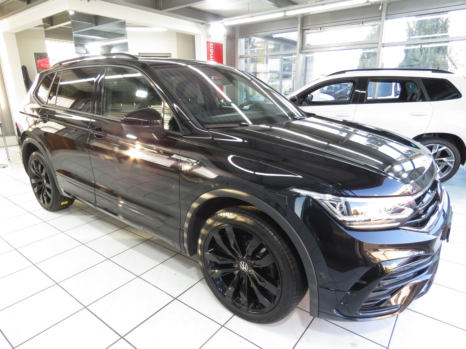 VW Tiguan Allspace 2.0 TSI R-Line 4-Motion 7-Plätzer DSG (AHK 2.5 t, Automat)-image-2