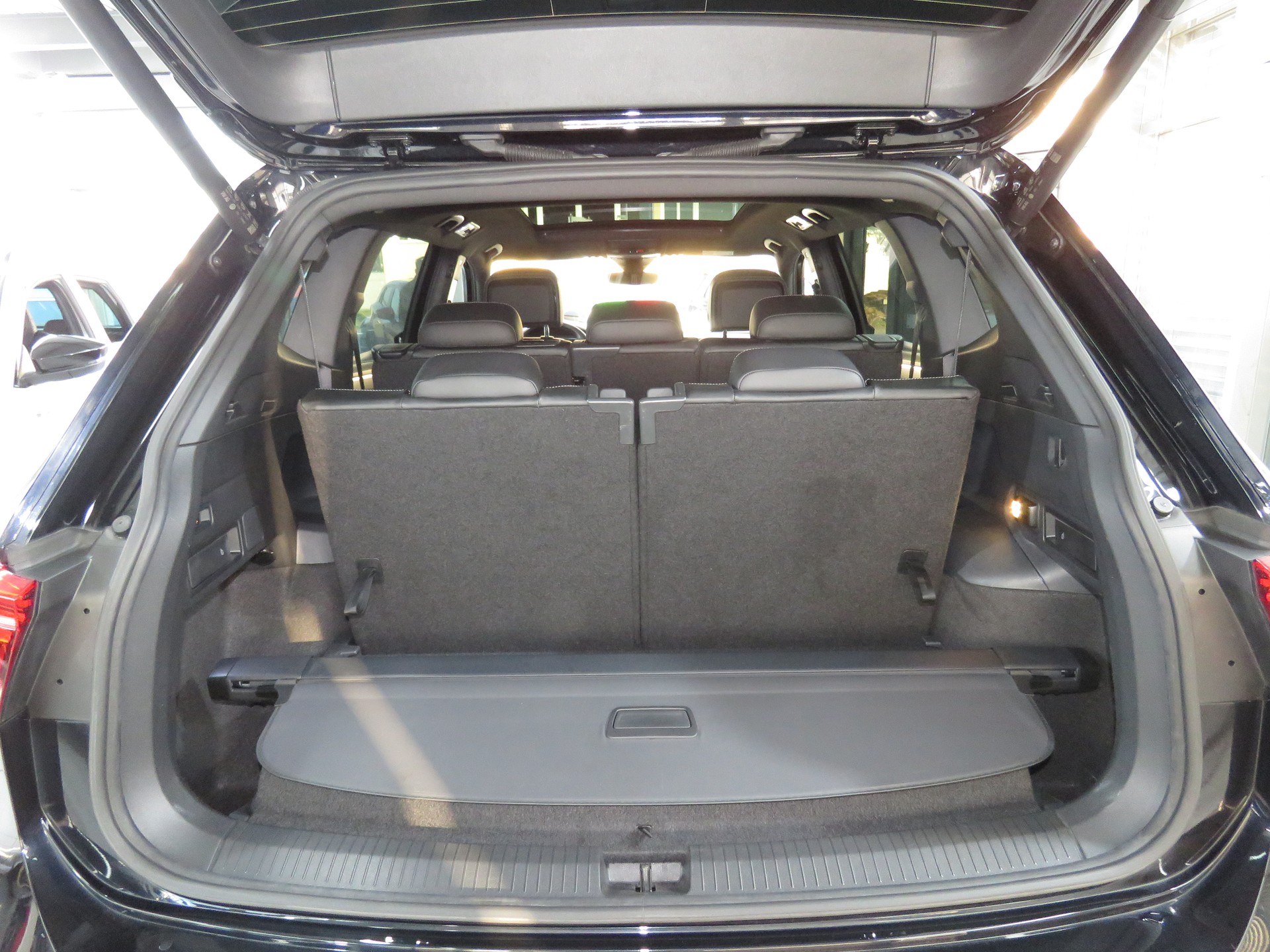 VW Tiguan Allspace 2.0 TSI R-Line 4-Motion 7-Plätzer DSG (AHK 2.5 t, Automat)-image-10