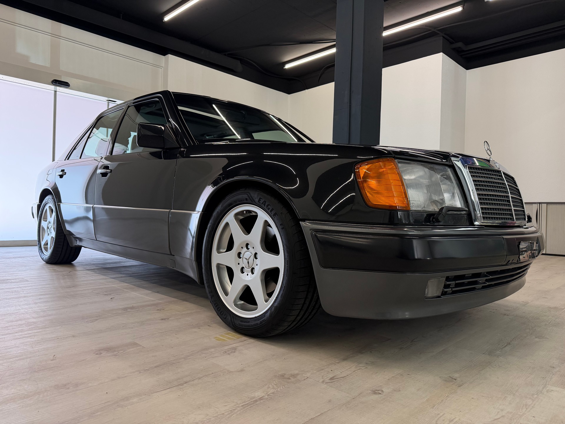 MERCEDES-BENZ 500 E Automatic-showroom-element-3