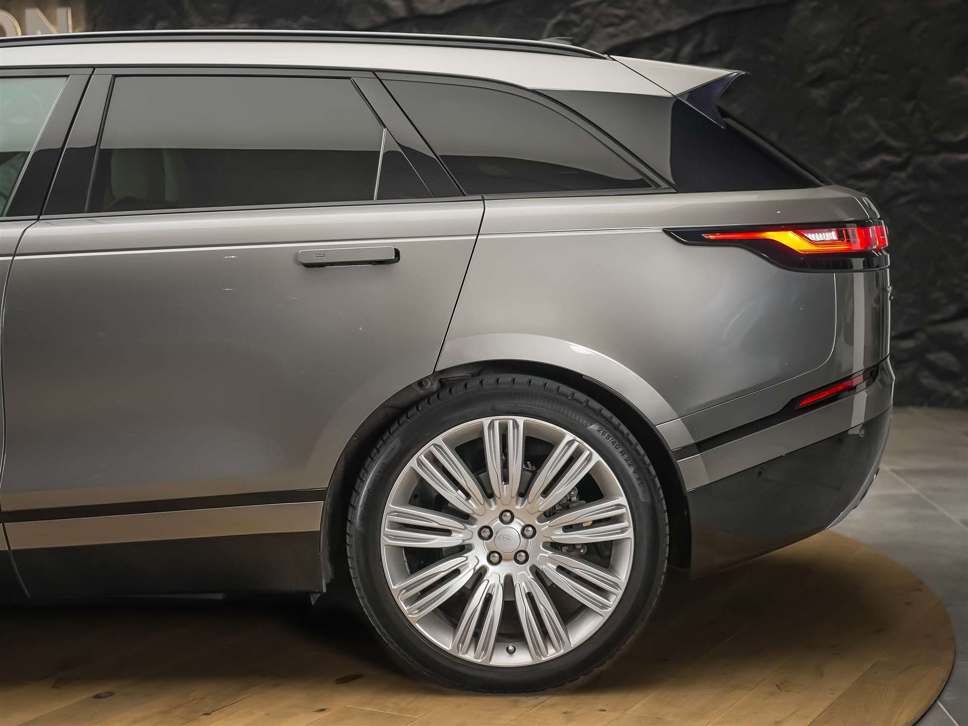 LAND ROVER Range Rover Velar D 300 R-Dynamic HSE *CH-Auto*Massage*Panorama*Head-Up*Sitzlüftung*-image-18