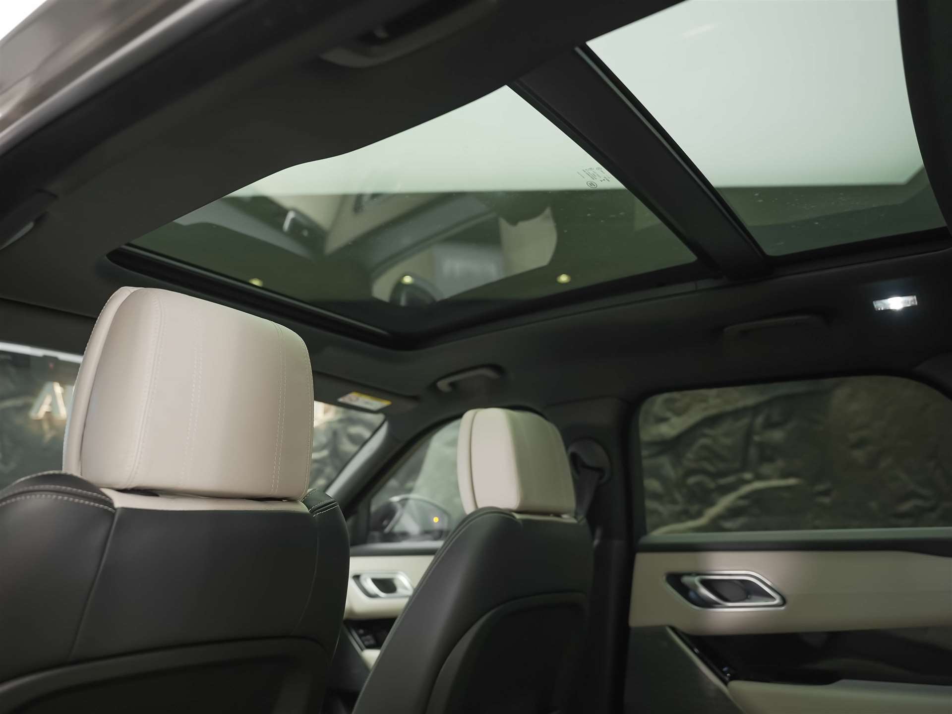 LAND ROVER Range Rover Velar D 300 R-Dynamic HSE *CH-Auto*Massage*Panorama*Head-Up*Sitzlüftung*-image-12